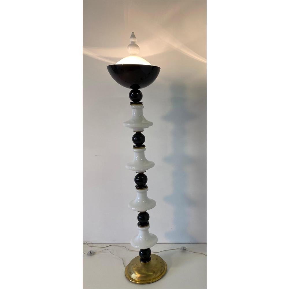 This special floor lamp was produced in Italy in Murano by master craftsmen.
The lamp is composed of pieces of black and white Murano glass while the base is in brass.