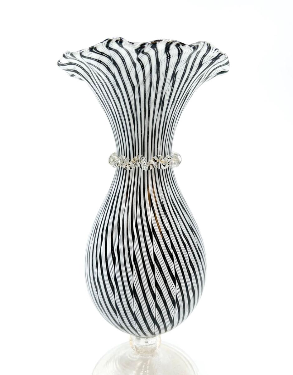 Black and white hand-blown Murano glass vase with torchon filigree processing, made in the 1950s

Measures: Ø cm 11 H cm 25.