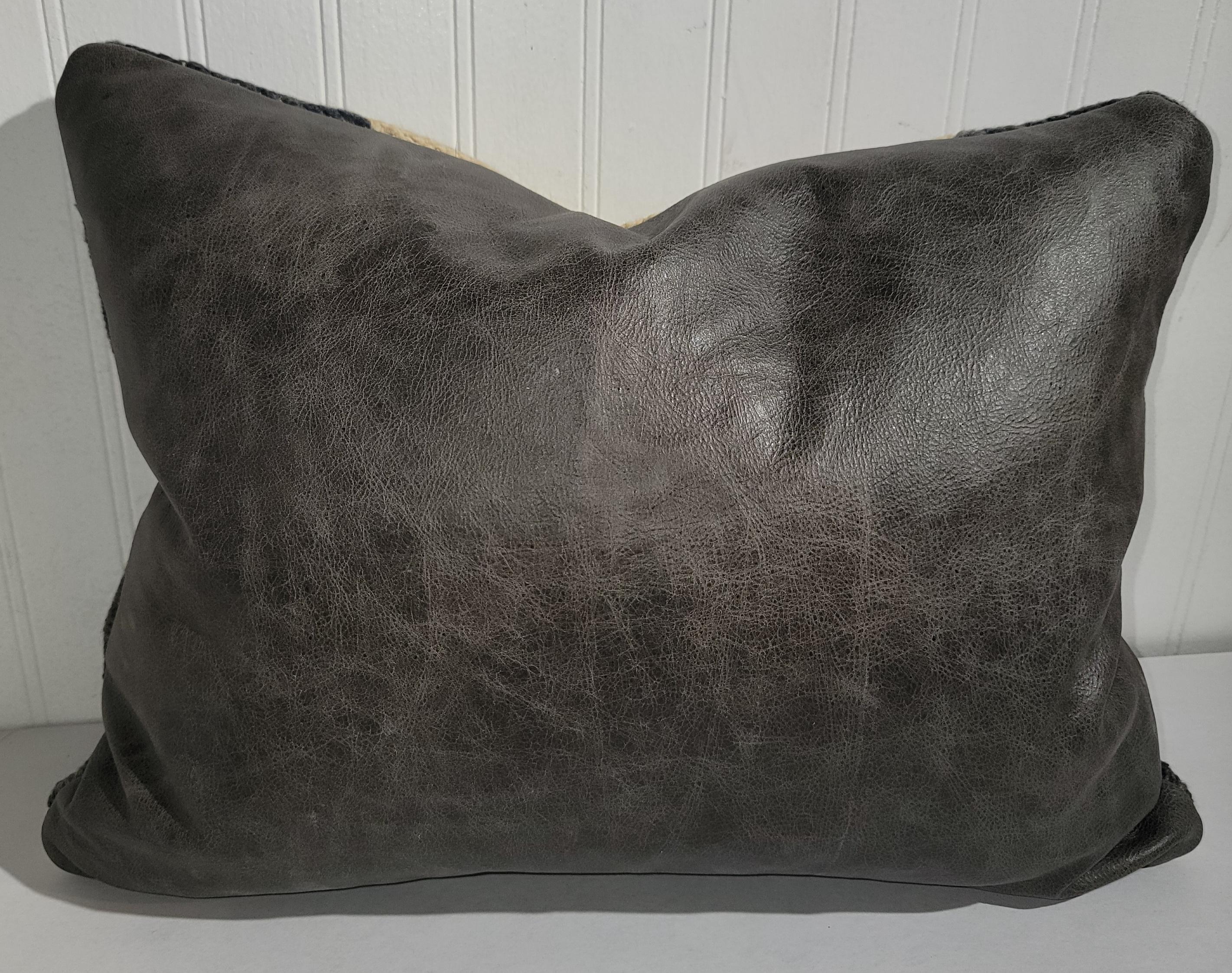 E. Tessitura in lana Navajo del XX secolo trasformata in un cuscino con supporto in pelle nera. Colori fantastici. Il bianco e il nero sono difficili da trovare. Una palette di colori semplice e insolita. La pelle nera è stata scelta per abbinarsi