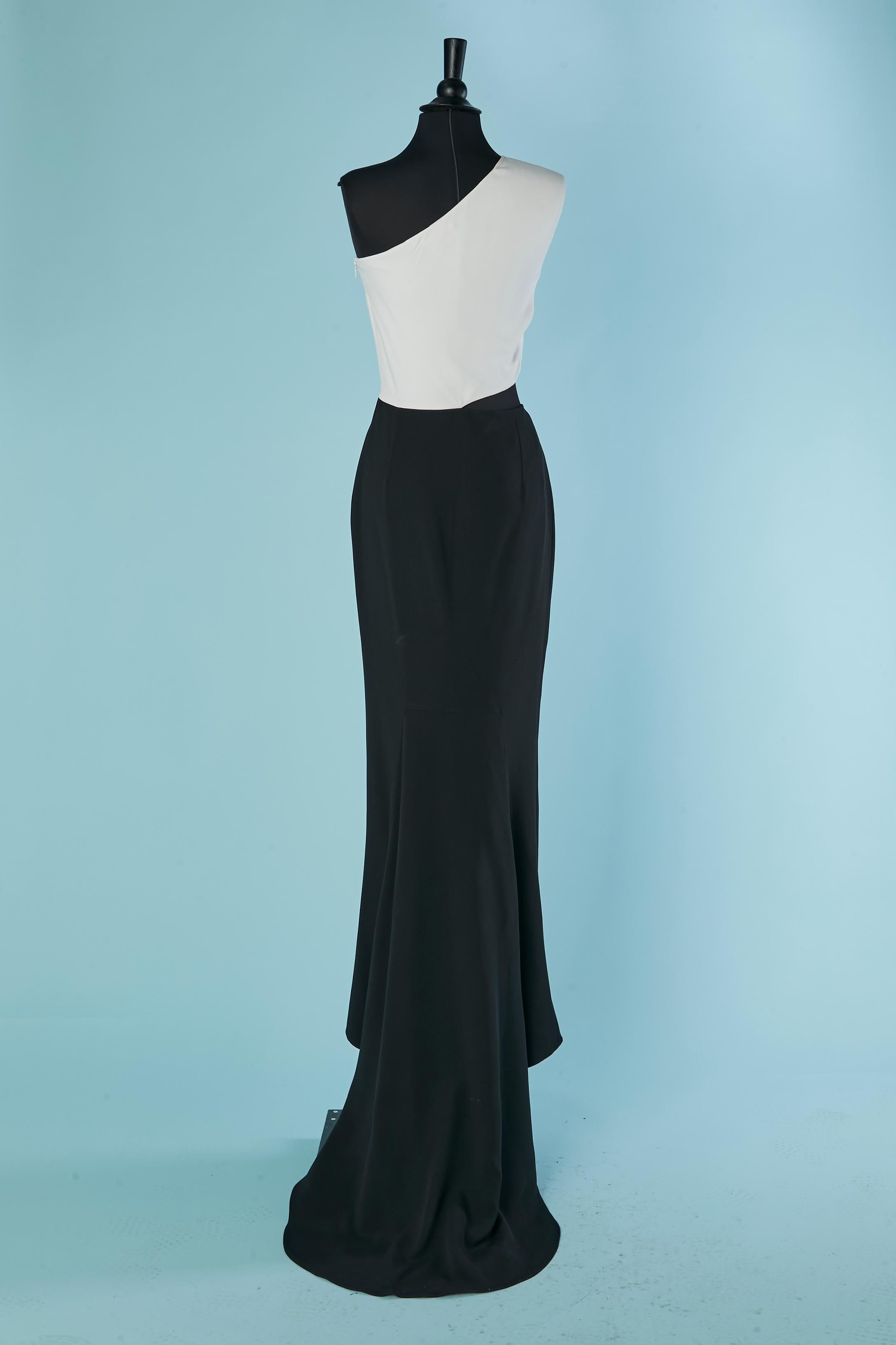 Robe de soirée noire et blanche à une épaule  avec la drague STELLA MC CARTNEY Pour femmes en vente