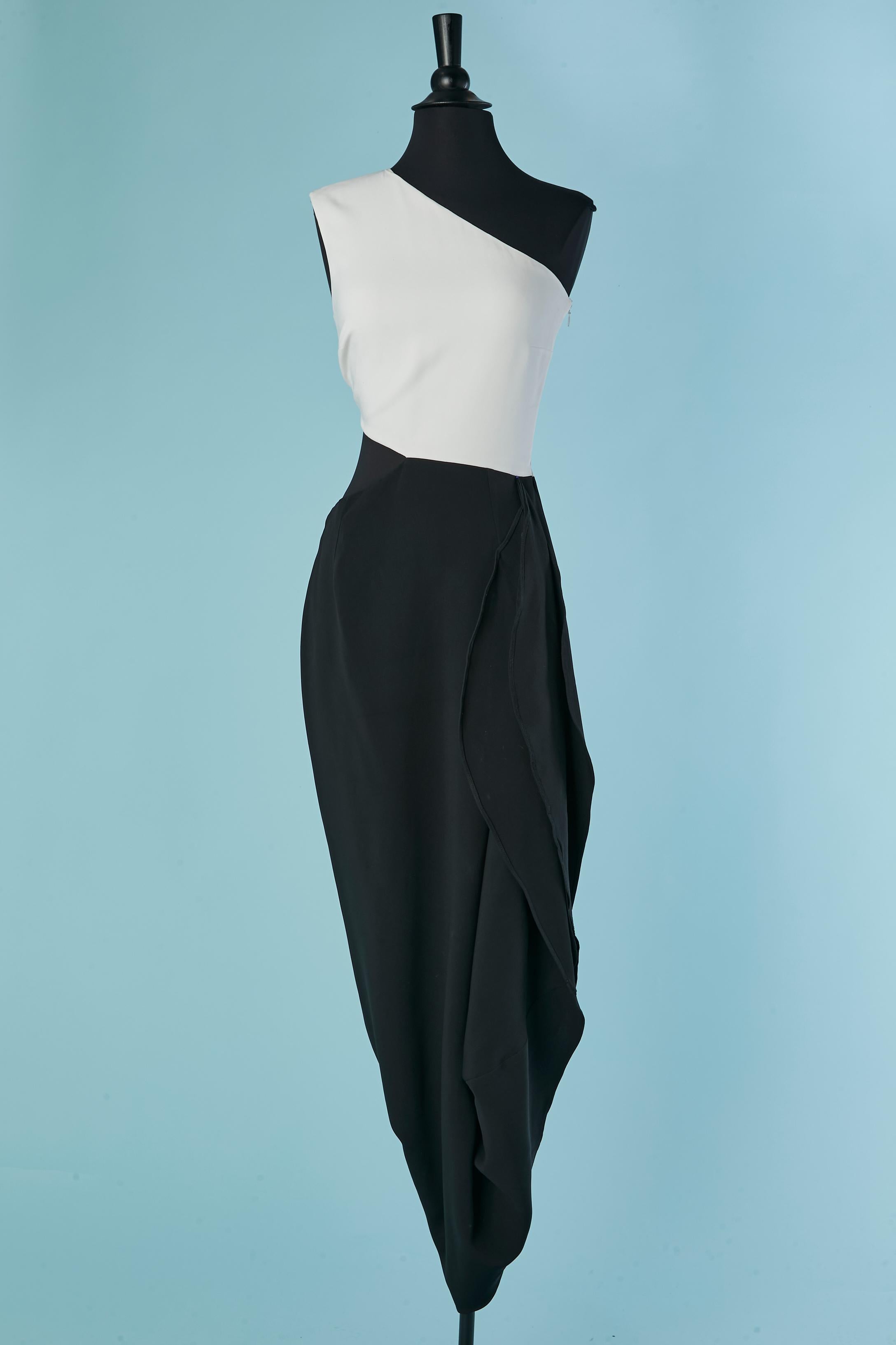 Robe de soirée noire et blanche à une épaule  avec la drague STELLA MC CARTNEY en vente 1