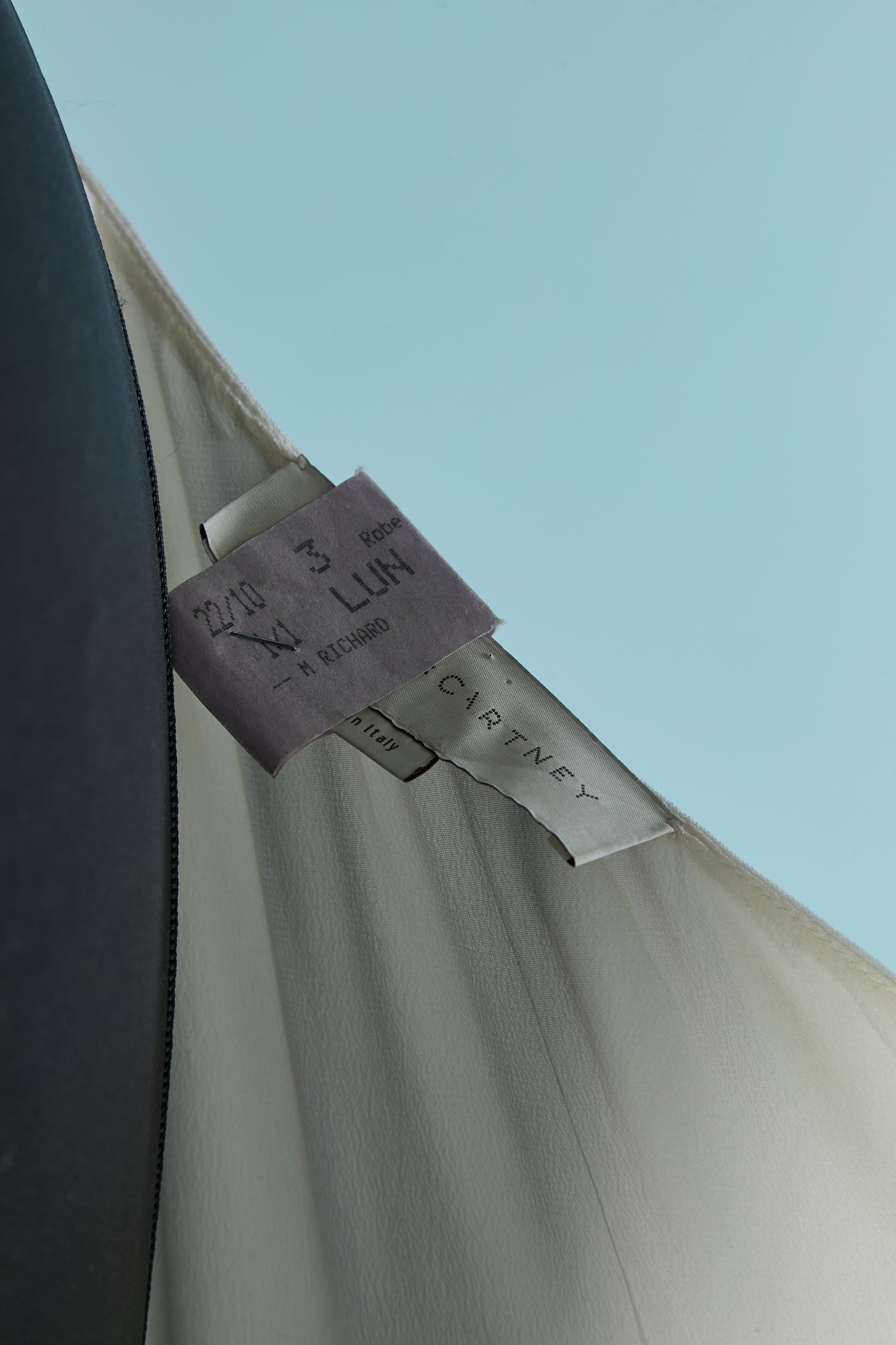 Robe de soirée noire et blanche à une épaule  avec la drague STELLA MC CARTNEY en vente 2