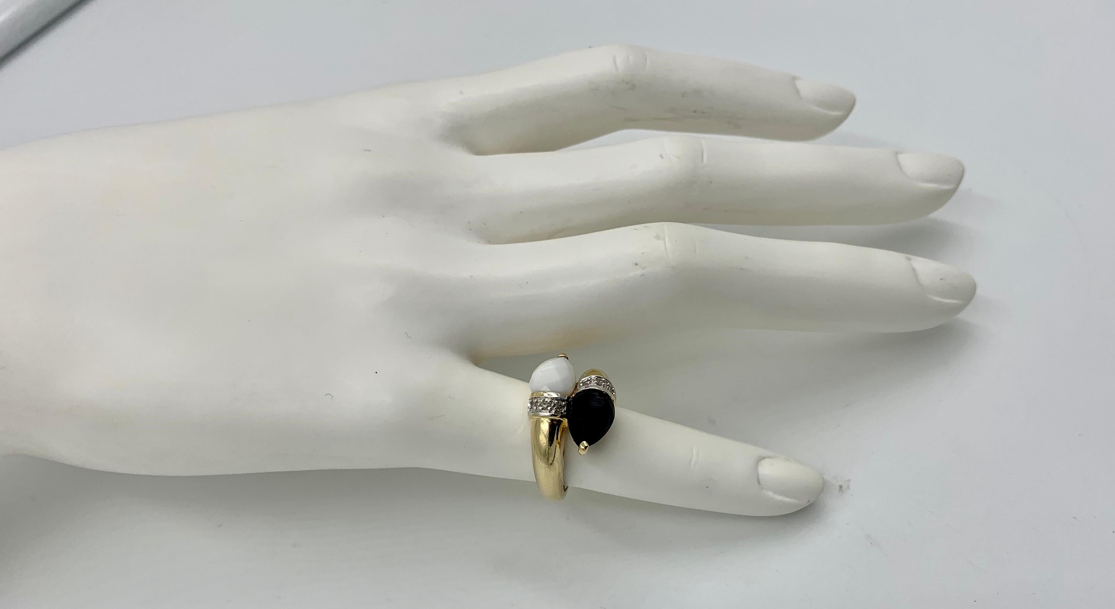 Black and White Onyx Diamond Ring Retro Pear Cut 14 Karat Gold In Good Condition In New York, NY