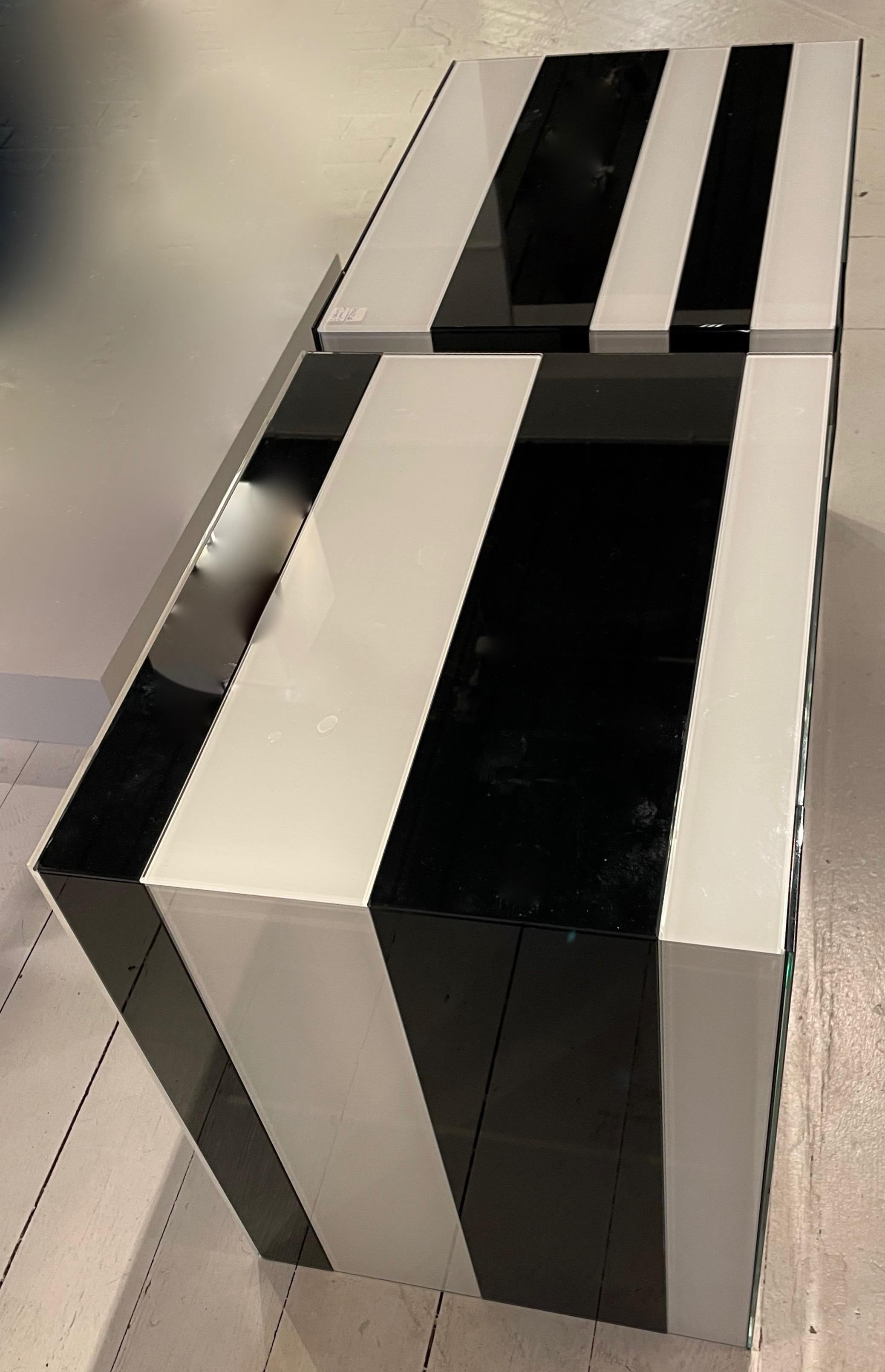 Opaline noire et blanche  Tables d'appoint asymétriques dans l'esprit de Daniel Buren. en vente 5
