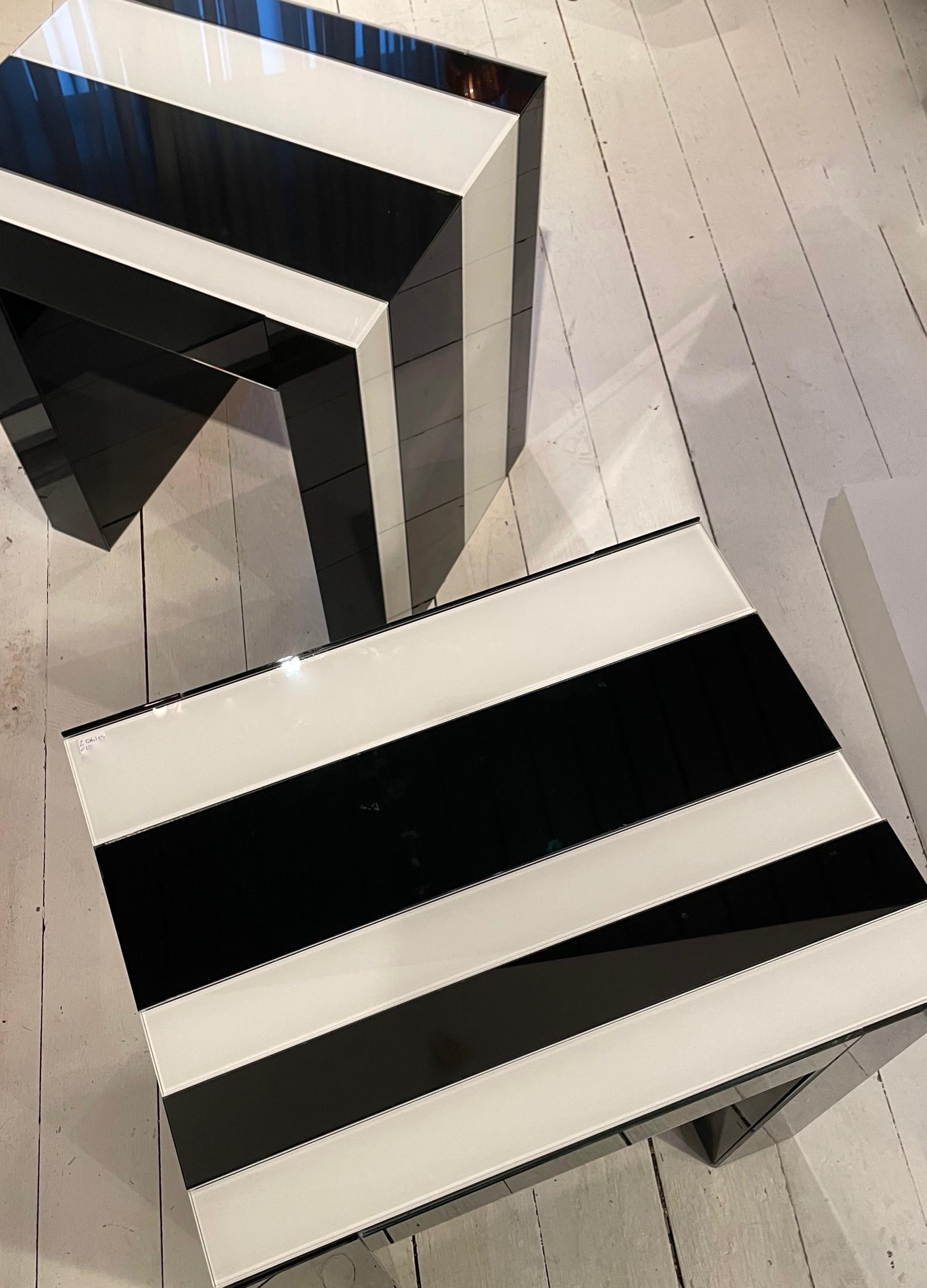 Une paire de tables d'appoint à rayures asymétriques noires et blanches dans l'esprit de l'artiste français Daniel Buren.
Parfait état vintage.
France 2000.
