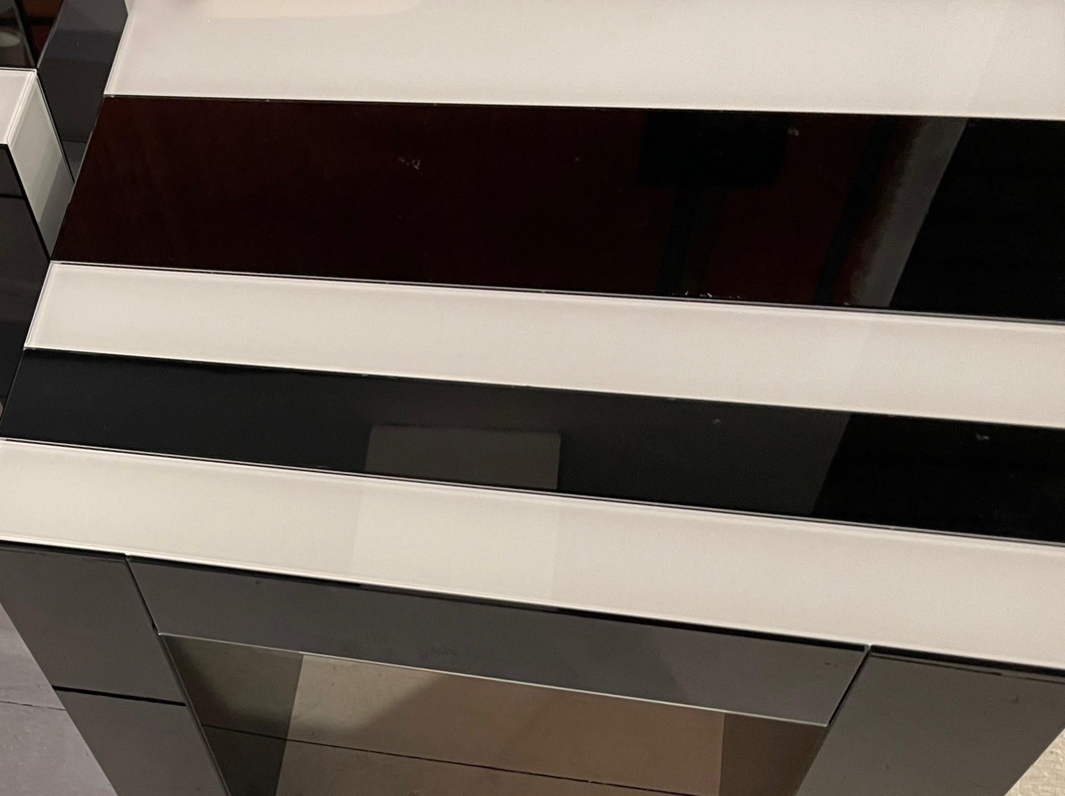 Black and White Opaline  Asymmetric Side Tables in the spirit of Daniel Buren. In Excellent Condition For Sale In Brussels, BE