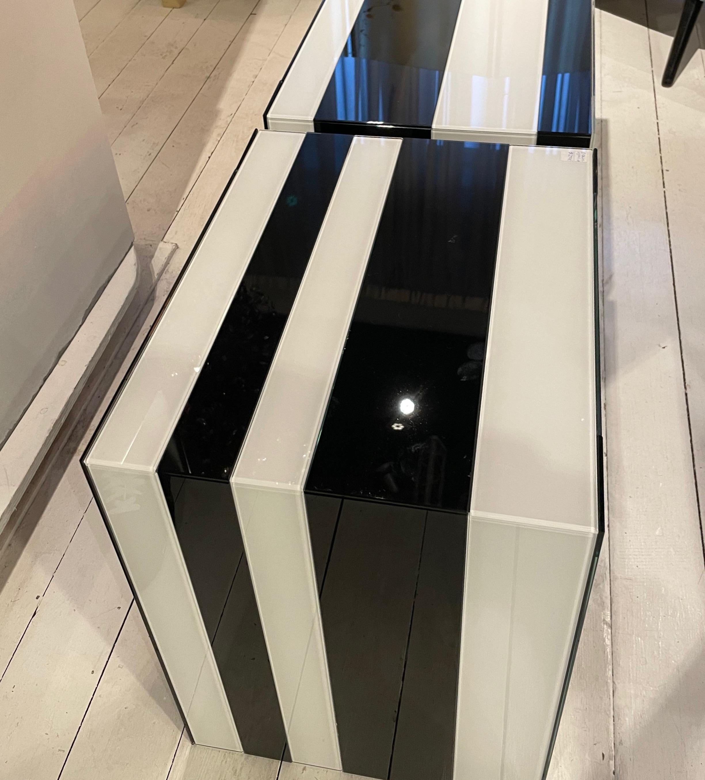 XXIe siècle et contemporain Opaline noire et blanche  Tables d'appoint asymétriques dans l'esprit de Daniel Buren. en vente