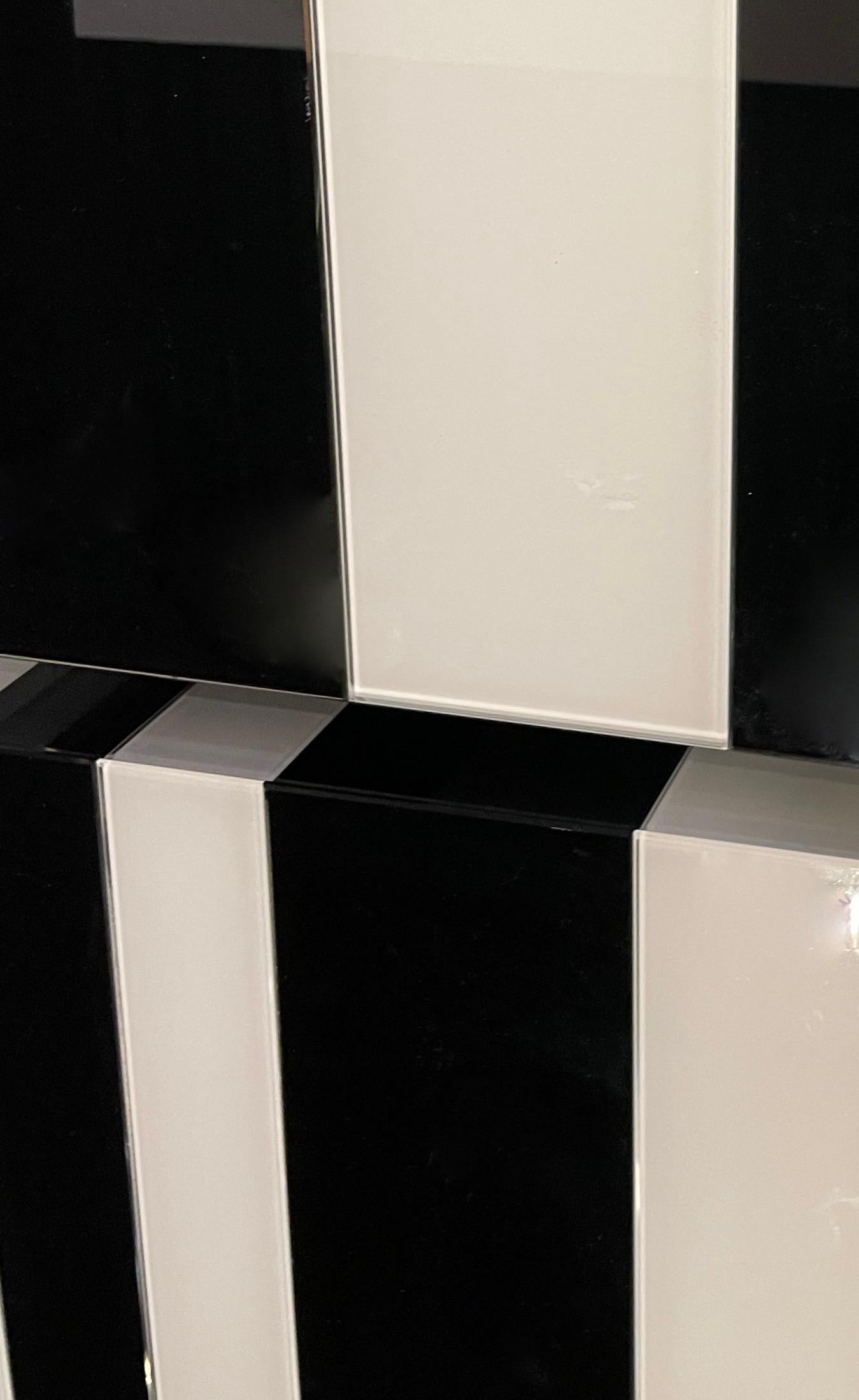 Opaline noire et blanche  Tables d'appoint asymétriques dans l'esprit de Daniel Buren. en vente 1