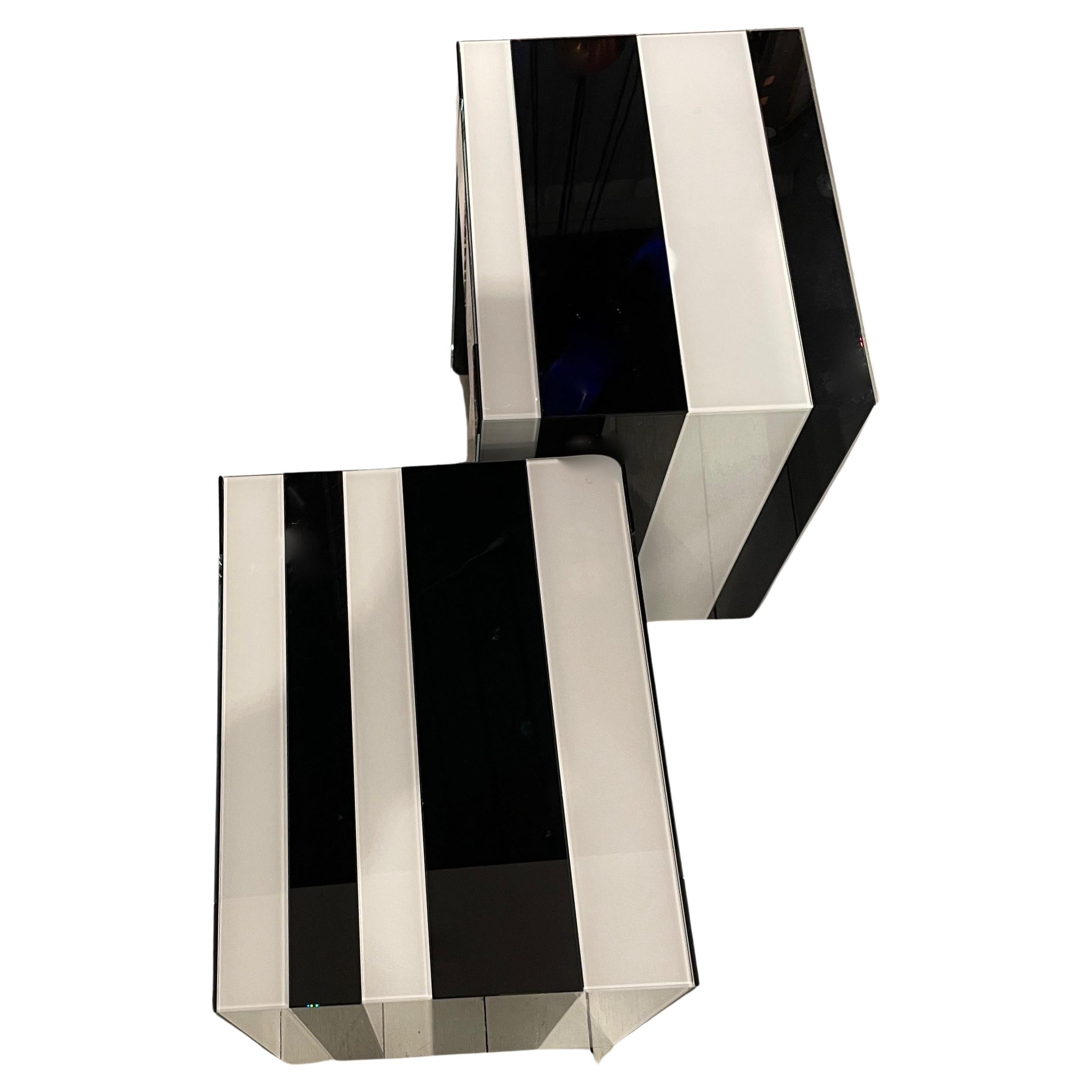 Opaline noire et blanche  Tables d'appoint asymétriques dans l'esprit de Daniel Buren. en vente