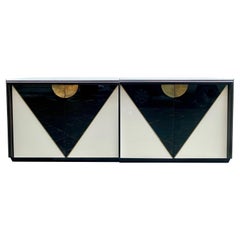 Anrichte aus schwarzem und weißem Opalglas mit geometrischem Design, 1980er Jahre