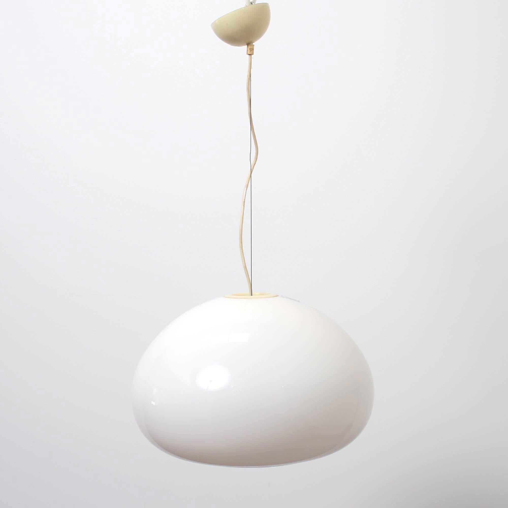 White Opaline Glass Italian Pendant Lamp by Achille e Pier Giacomo Castiglioni In Good Condition For Sale In Byron Bay, NSW