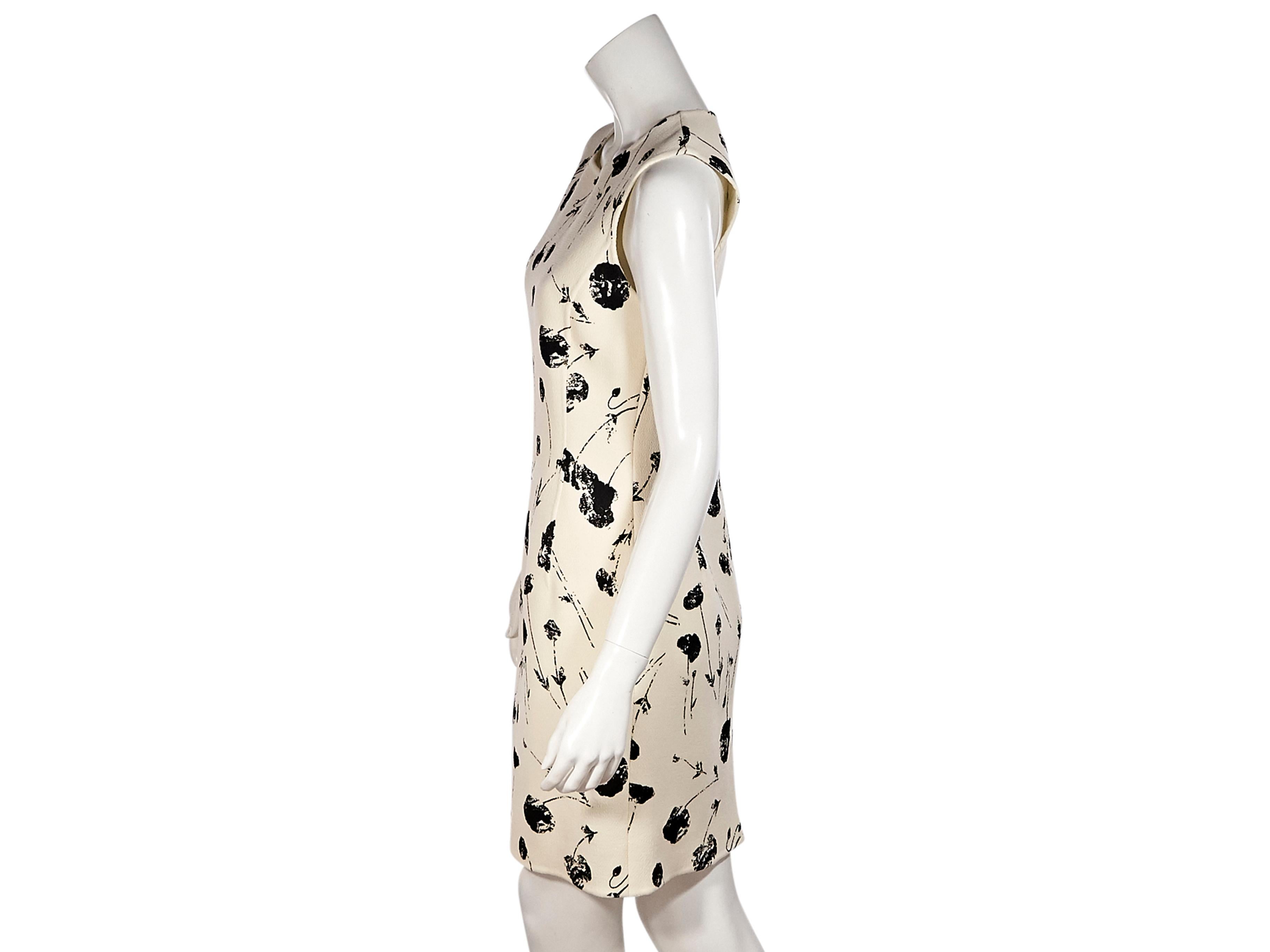 Product details:  Black and white floral-printed wool-blend knee-length by Oscar De La Renta. Scoop-neck. Sleeveless. Concealed back zip closure. Includes tags. Style yours with open-toe patent leather pumps. 34