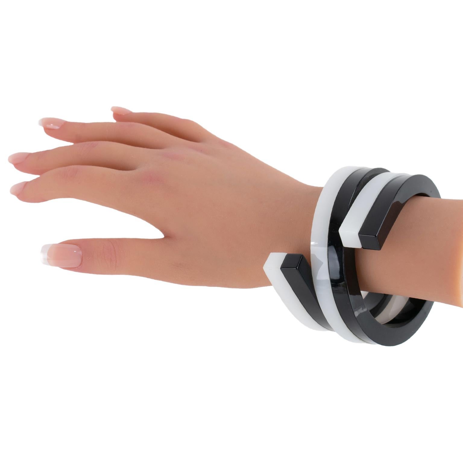 Bracciale a spirale in lucite oversize in bianco e nero in vendita 6