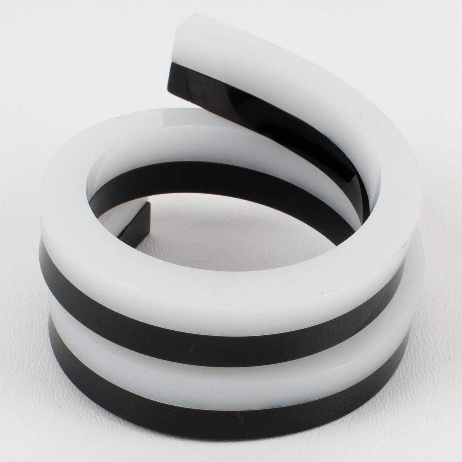 Black and White Oversized Lucite Coiled Bracelet Bangle In Excellent Condition For Sale In Atlanta, GA