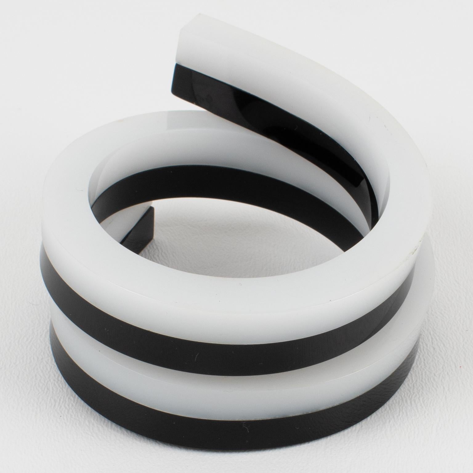Bracciale a spirale in lucite oversize in bianco e nero In condizioni ottime in vendita a Atlanta, GA