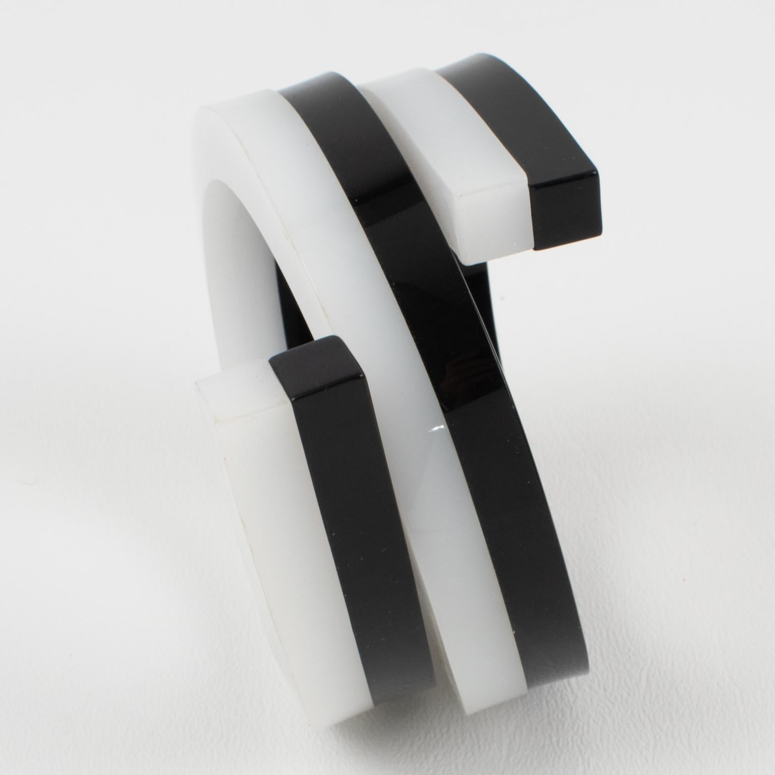Bracciale a spirale in lucite oversize in bianco e nero in vendita 3