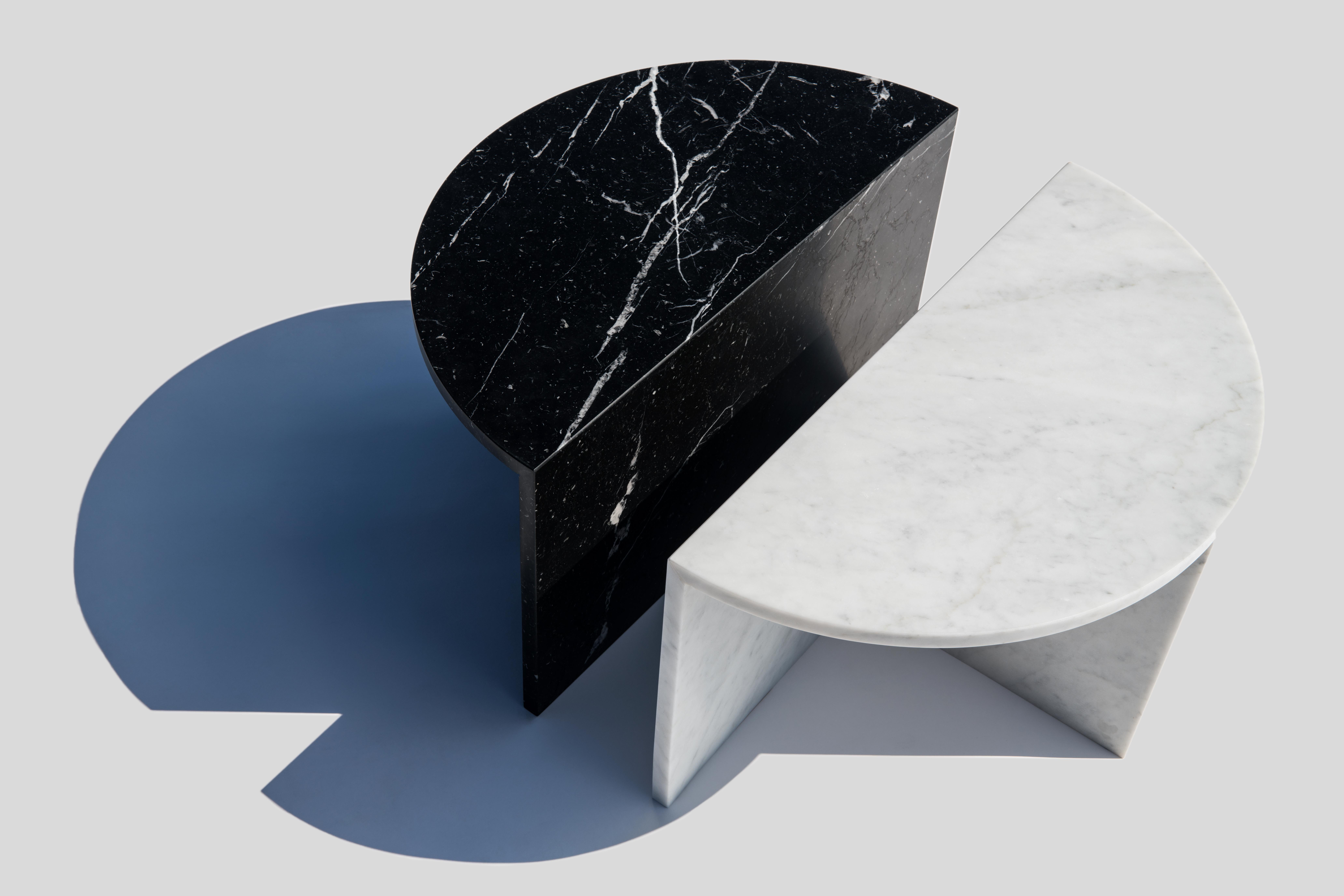 Organique Paire de tables basses en marbre noir et blanc, Sebastian Scherer en vente