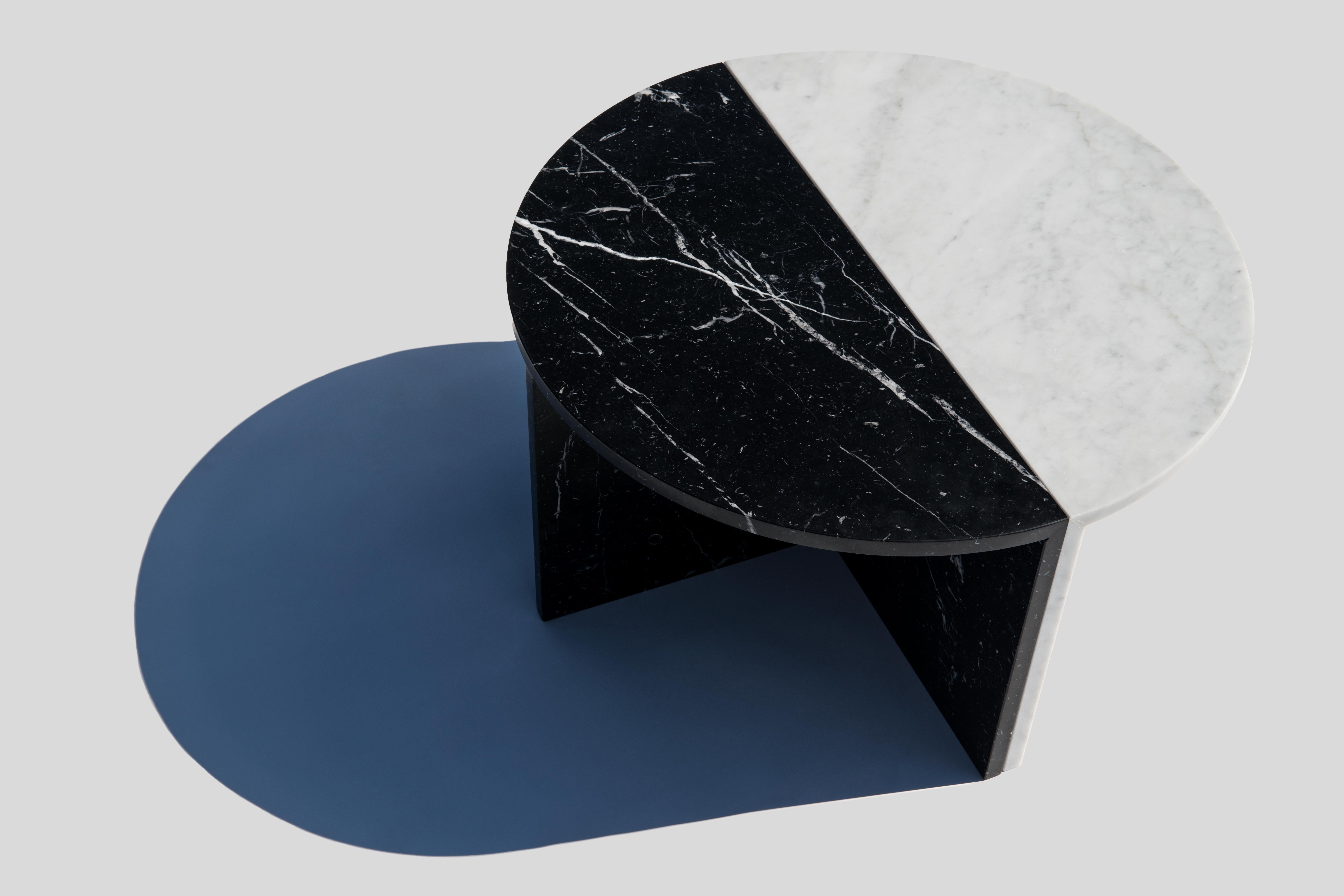 Allemand Paire de tables basses en marbre noir et blanc, Sebastian Scherer en vente