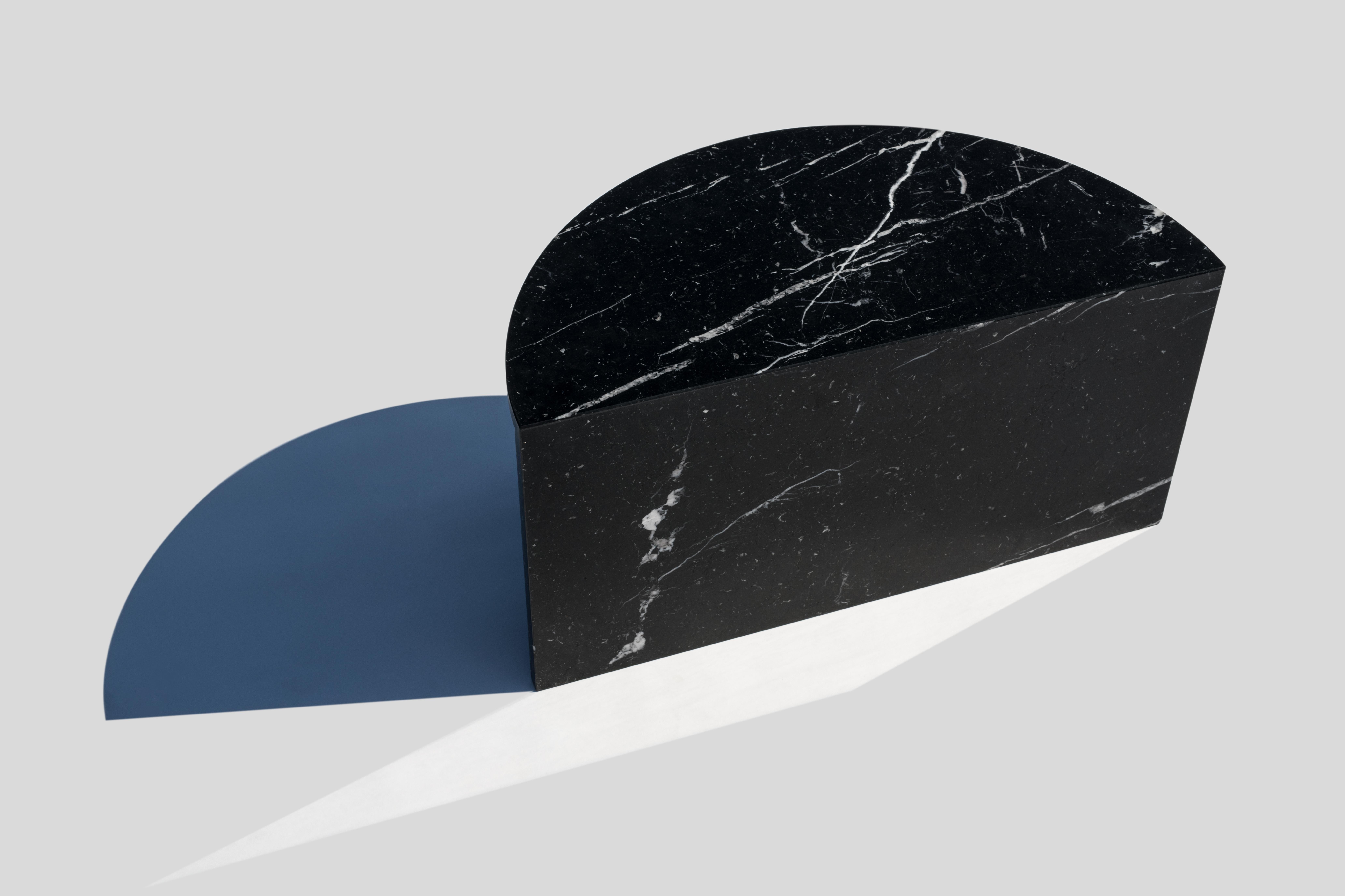 Ein Paar schwarz-weiße Marmor-Couchtische, Sebastian Scherer im Zustand „Neu“ im Angebot in Geneve, CH