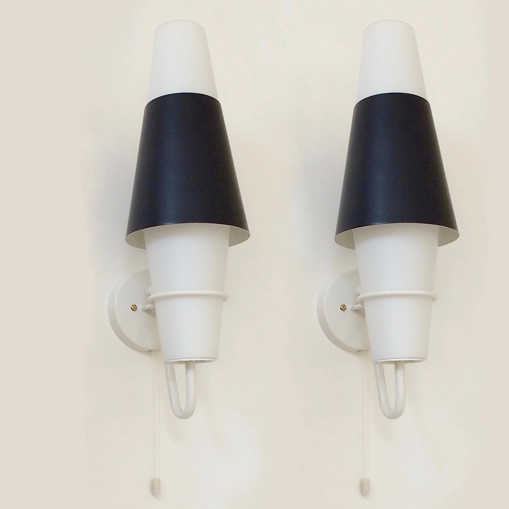 Nice pair of 1950s sconces, black lacquered metal, white painted metal,
opaline, switch cord.
One E14 bulb of 40 W.
Measures: H 42 cm, W 13 cm, D 15 cm.
Good original condition.
All purchases are covered by our buyer protection