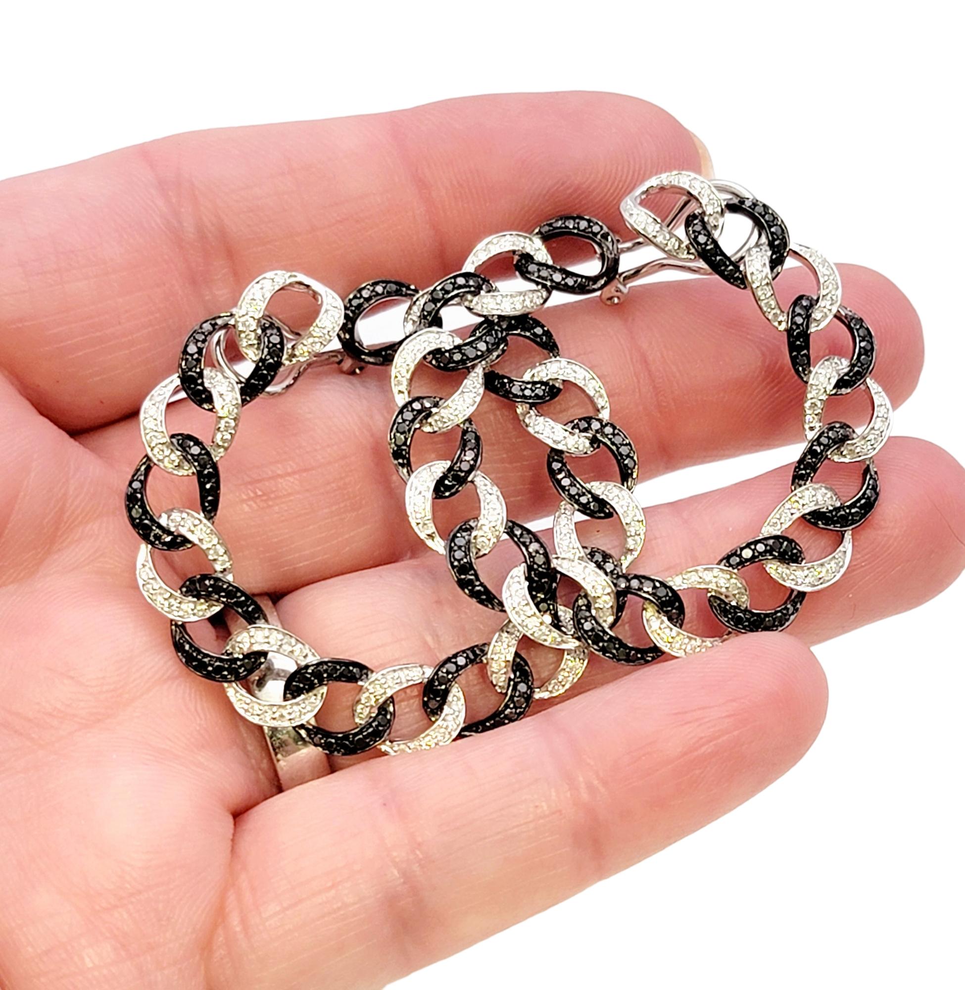 Orecchini a cerchio circolari con pave di diamanti bianchi e neri A Link in oro 14 carati in vendita 7