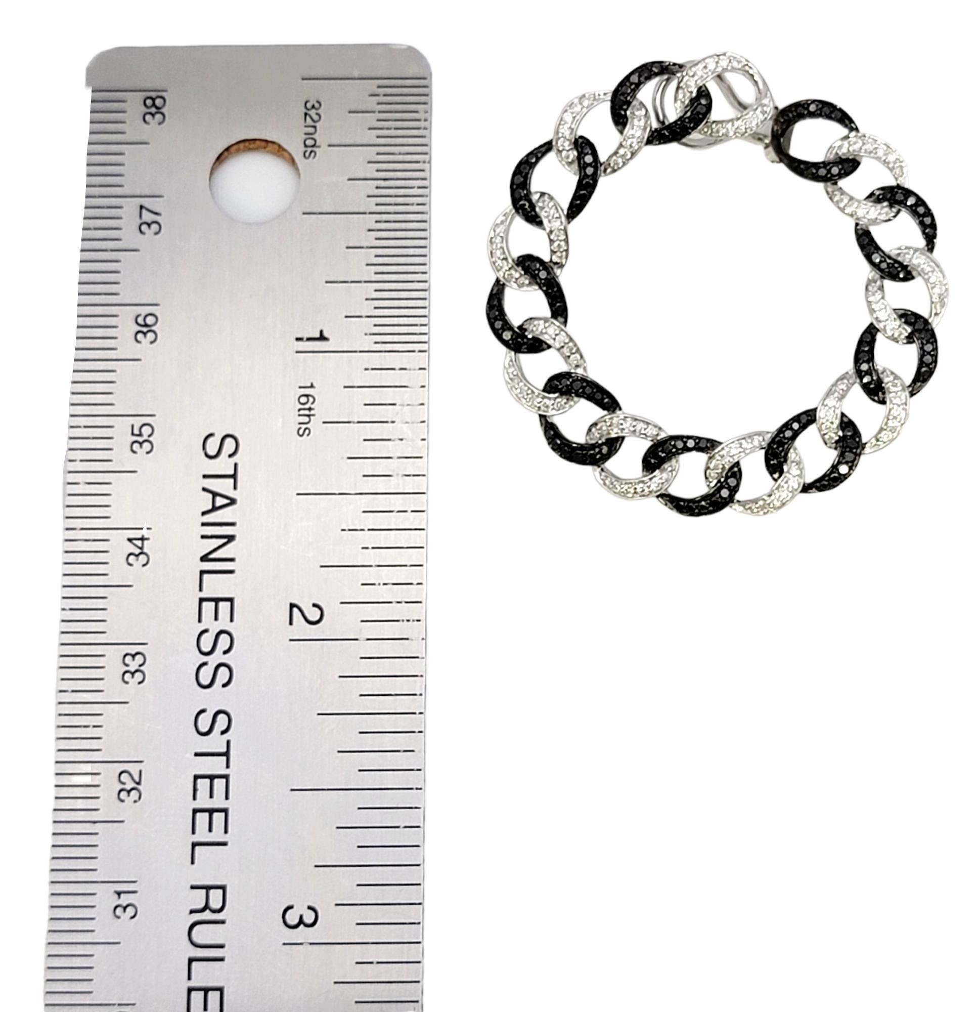 Schwarzer und weißer Pave-Diamant-Ohrring mit rundem Glied aus 14 Karat Gold im Angebot 10