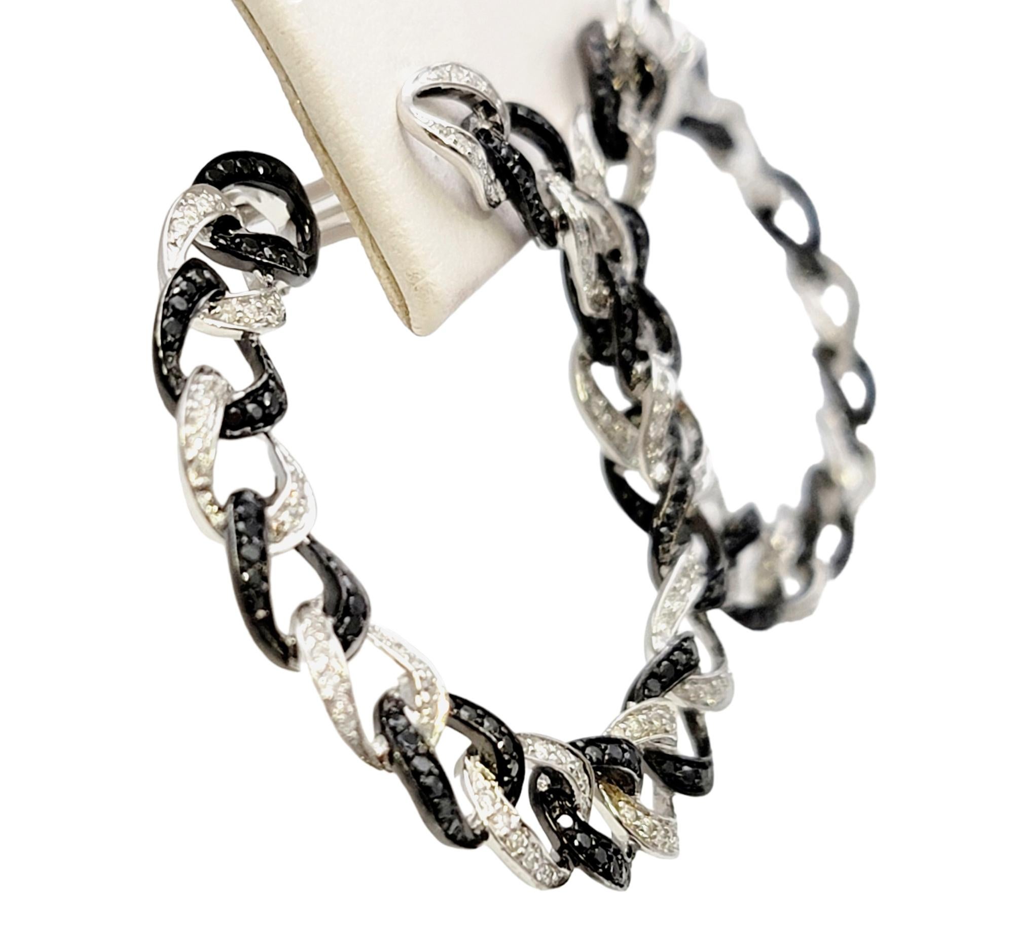 Schwarzer und weißer Pave-Diamant-Ohrring mit rundem Glied aus 14 Karat Gold (Rundschliff) im Angebot