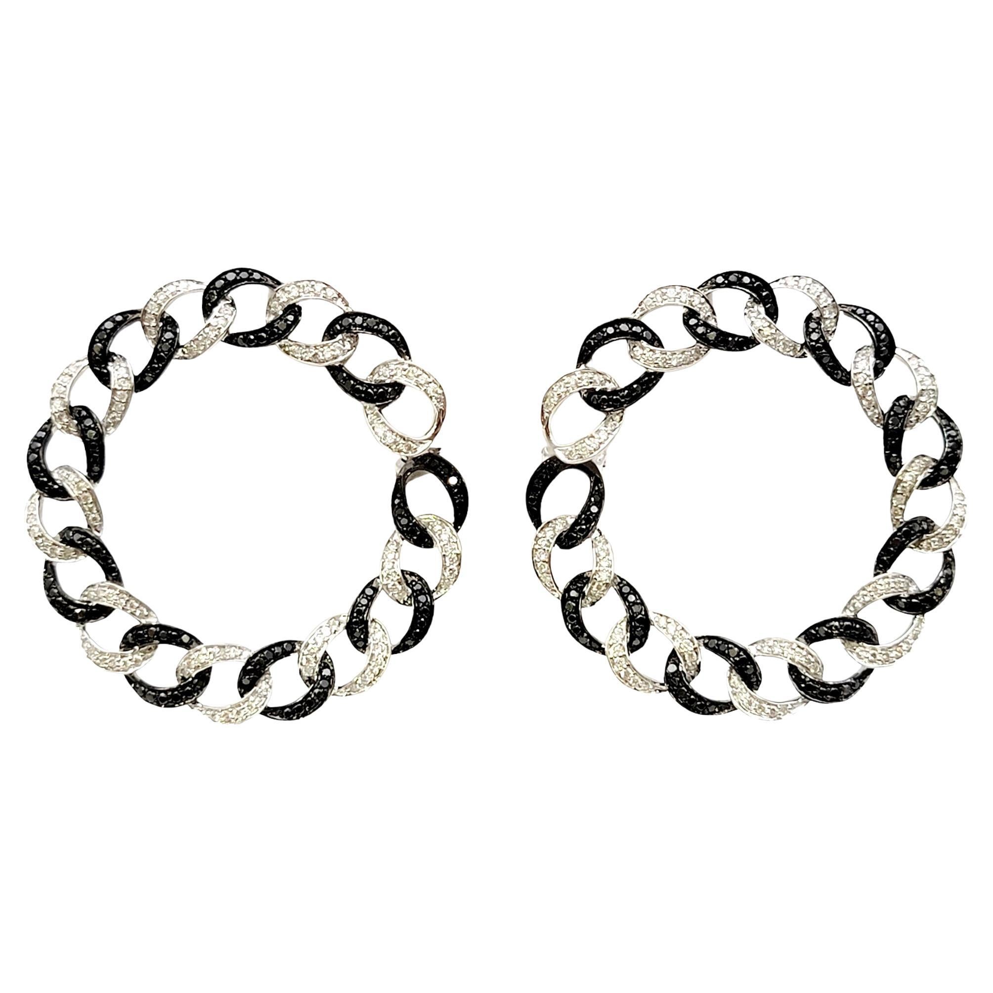 Black and White Pave Diamond Circular Link Front Hoop Earrings in 14 Karat Gold In Excellent Condition For Sale In Scottsdale, AZ