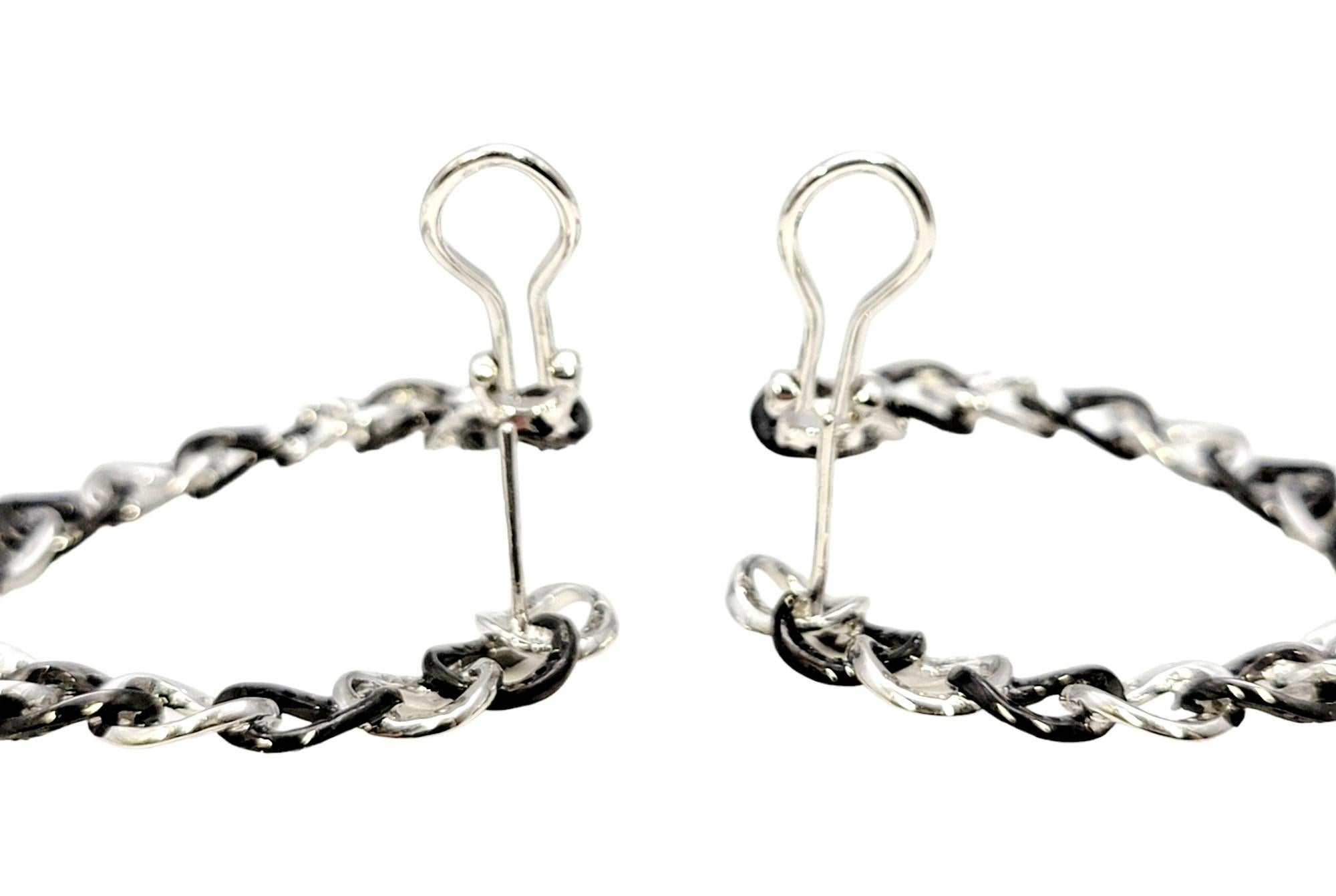 Boucles d'oreilles avec anneau circulaire en or 14 carats et diamants pavés noirs et blancs en vente 3