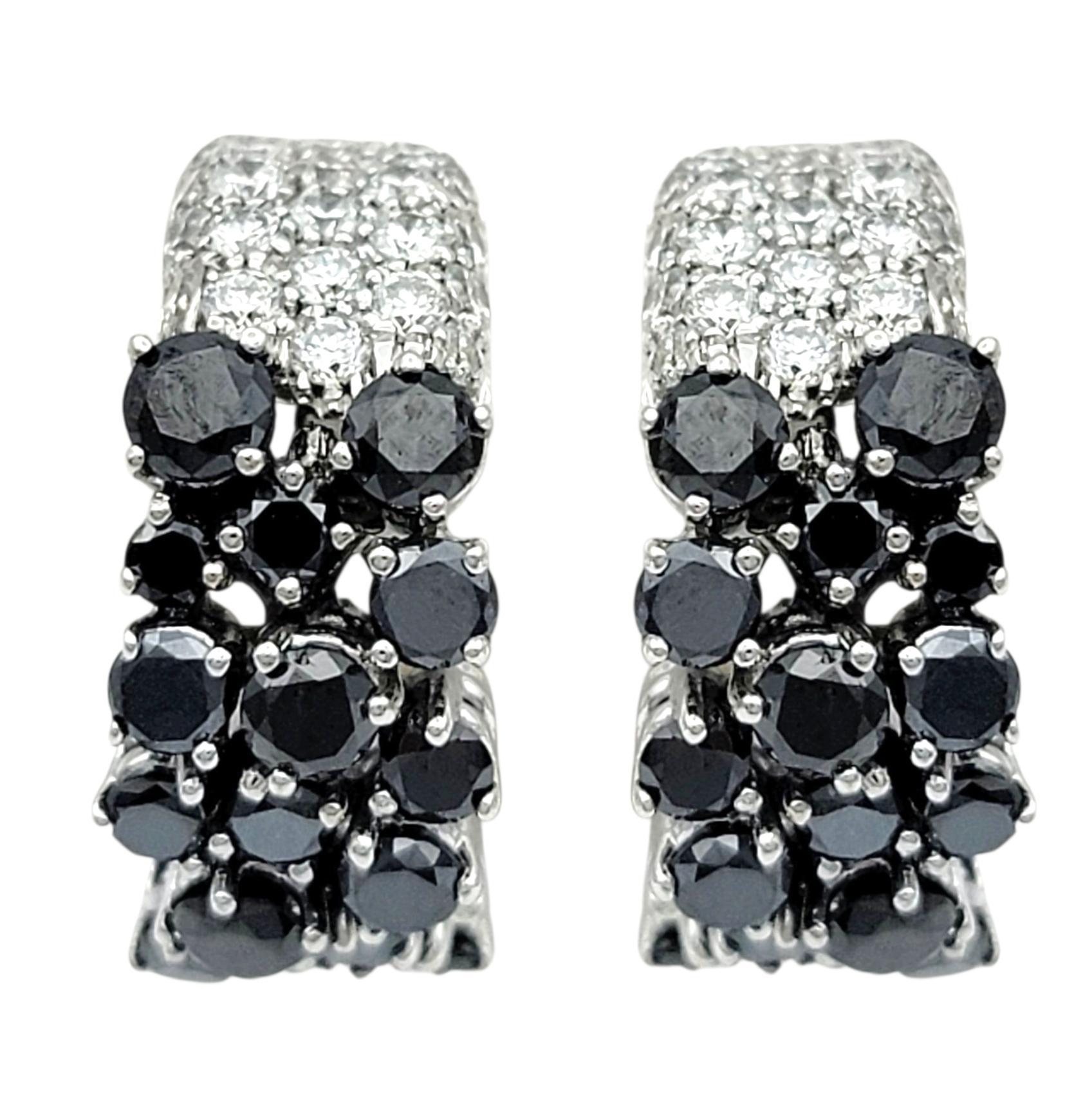 Ces remarquables boucles d'oreilles en diamant présentent un contraste raffiné entre la lumière et l'obscurité, créant un look à la fois audacieux et intemporel. Réalisé en or blanc 18 carats, le design présente des rangées alternées de diamants