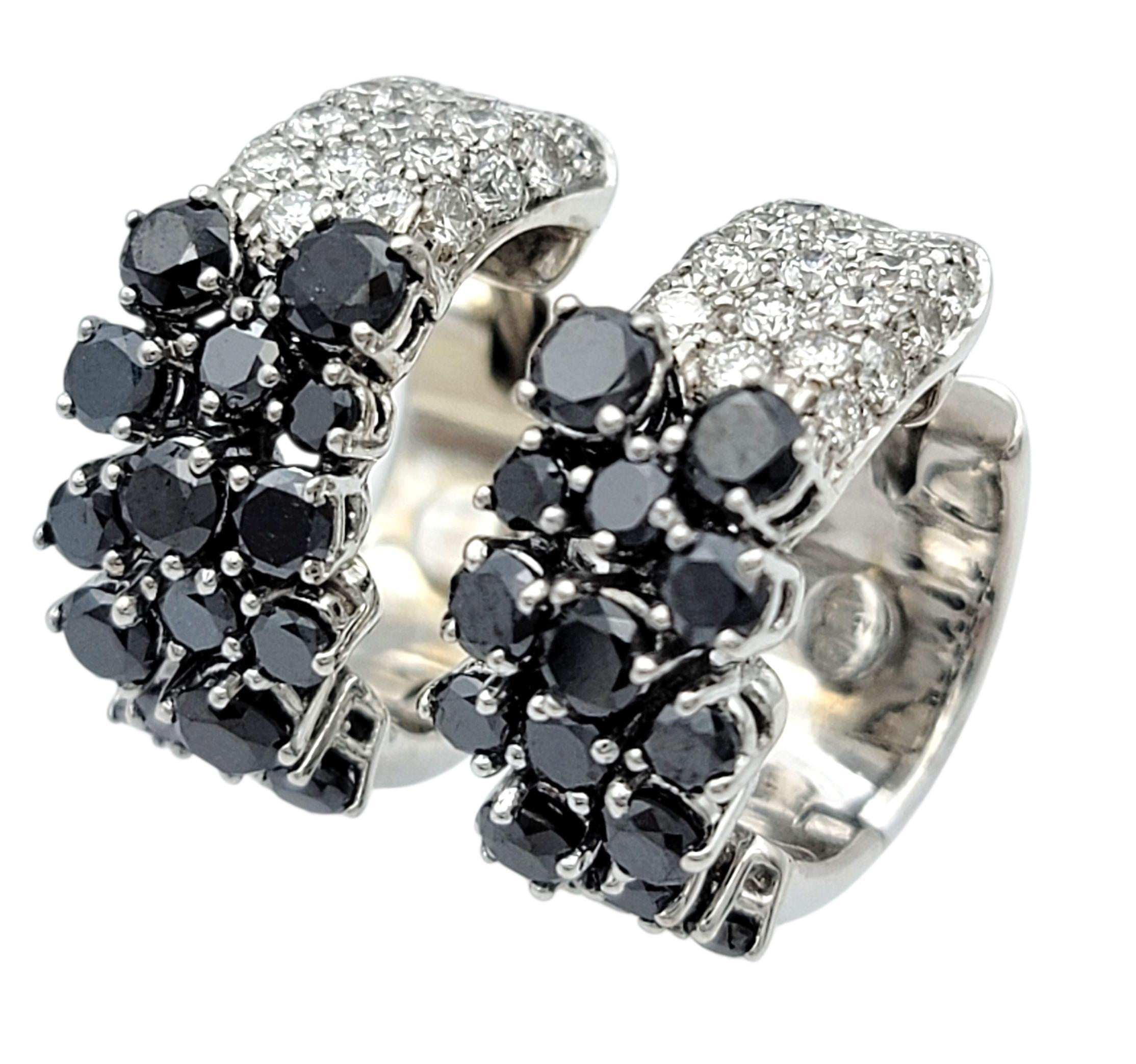 Contemporain Boucles d'oreilles Huggie en or blanc 18 carats avec pavé de diamants noirs et blancs en vente