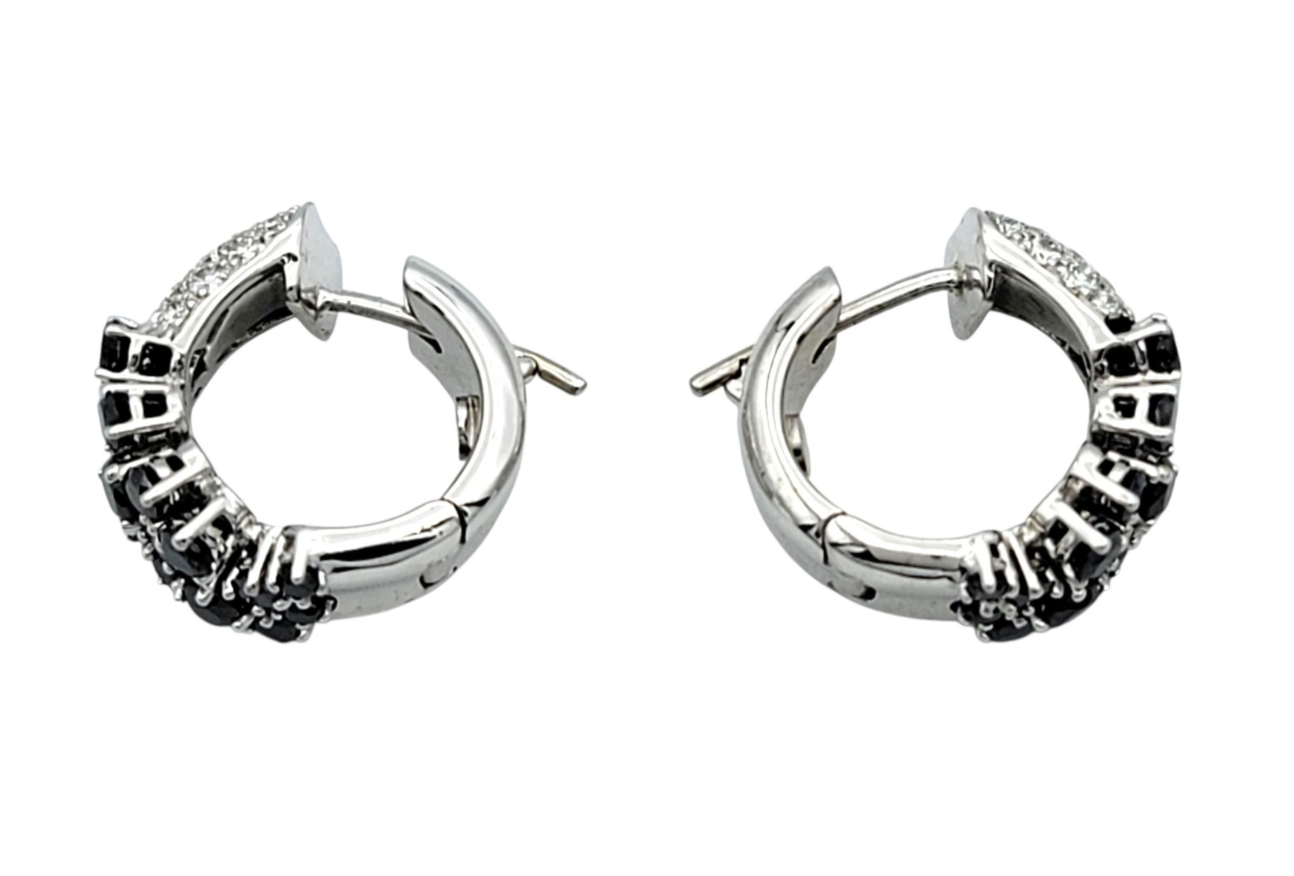 Taille brillant Boucles d'oreilles Huggie en or blanc 18 carats avec pavé de diamants noirs et blancs en vente