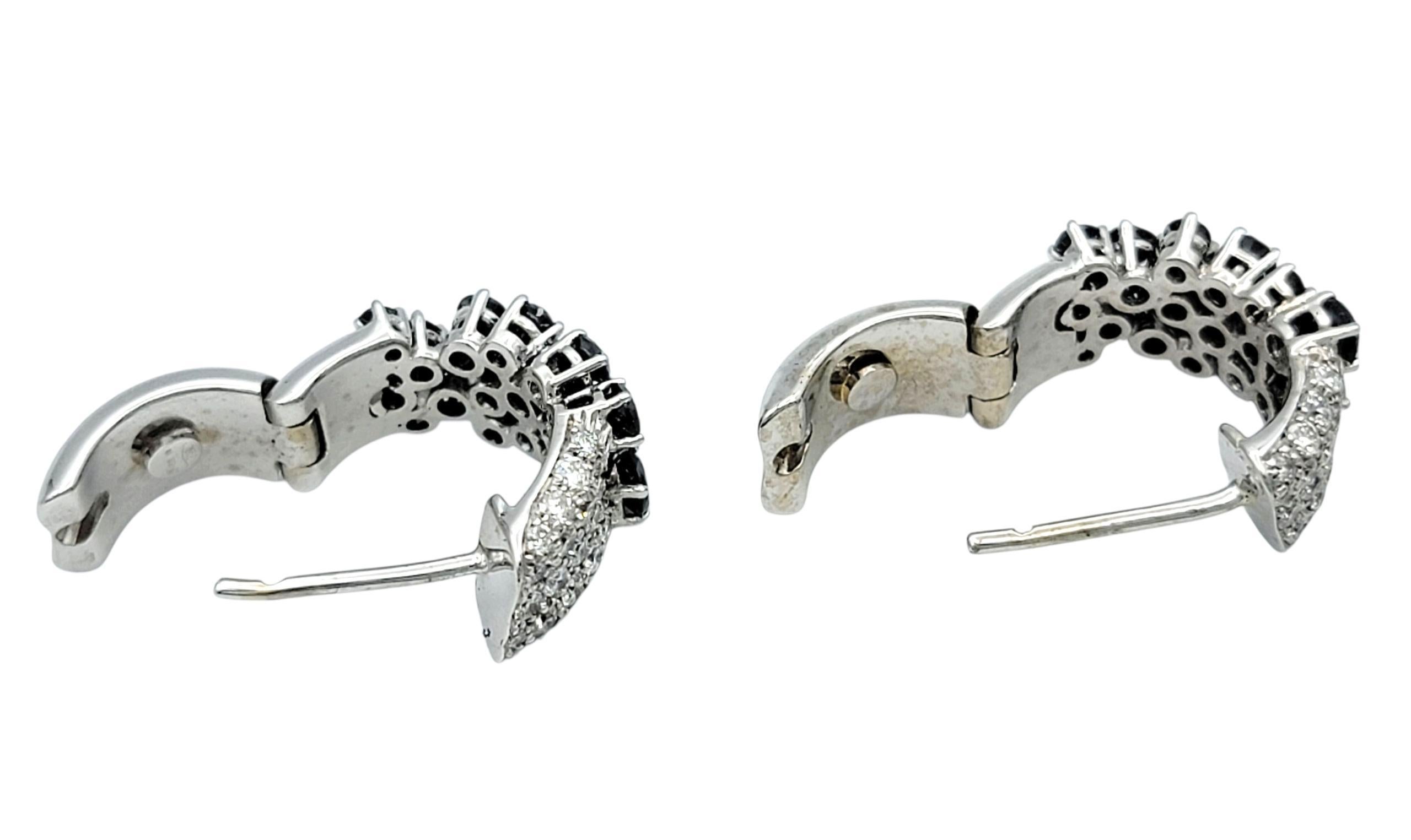 Boucles d'oreilles Huggie en or blanc 18 carats avec pavé de diamants noirs et blancs Excellent état - En vente à Scottsdale, AZ