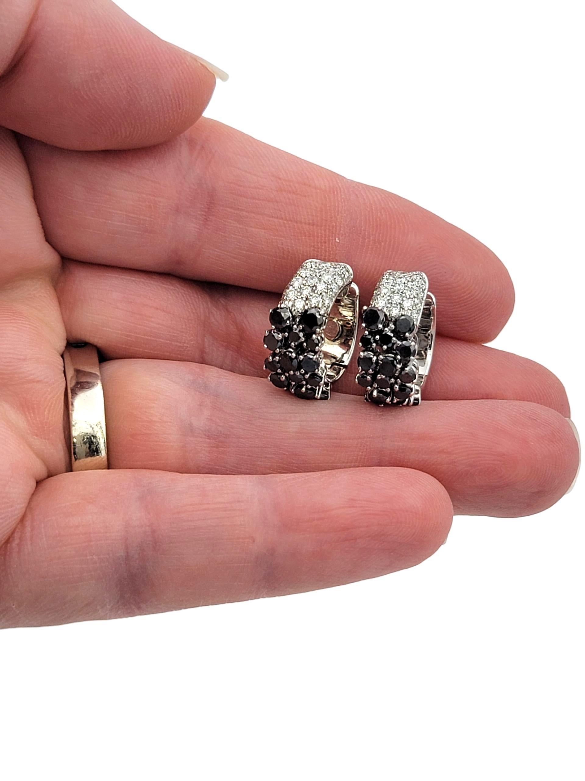Boucles d'oreilles Huggie en or blanc 18 carats avec pavé de diamants noirs et blancs en vente 1