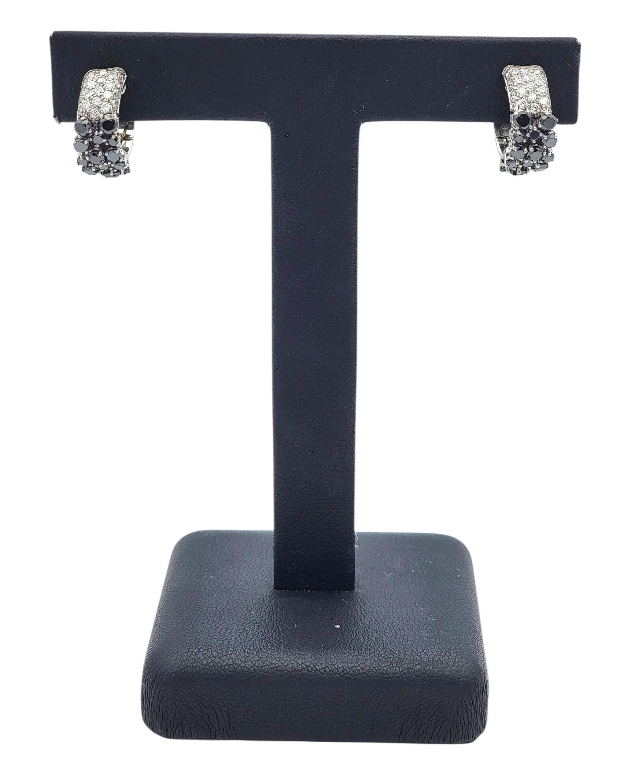 Boucles d'oreilles Huggie en or blanc 18 carats avec pavé de diamants noirs et blancs en vente 2