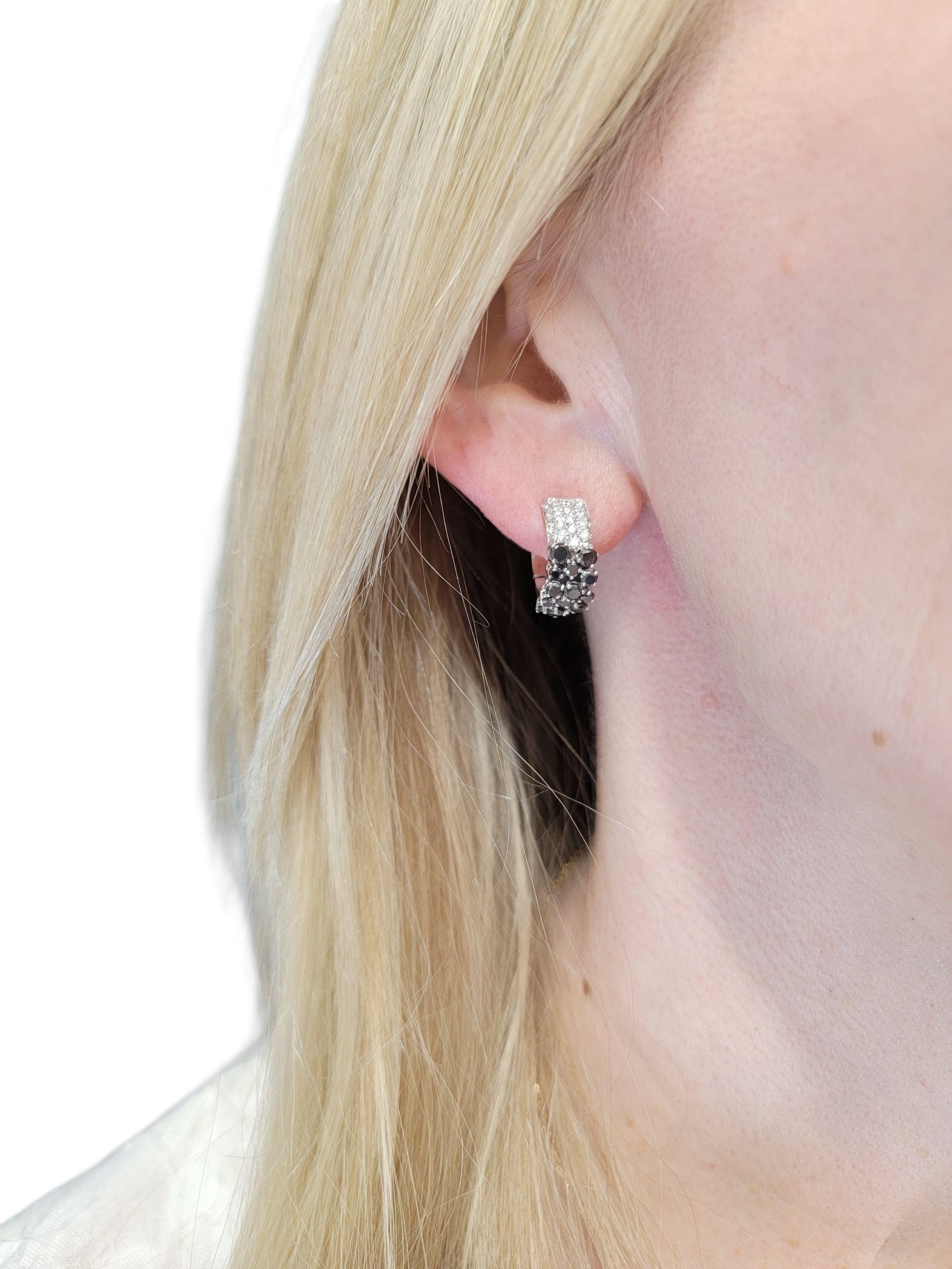 Boucles d'oreilles Huggie en or blanc 18 carats avec pavé de diamants noirs et blancs en vente 3