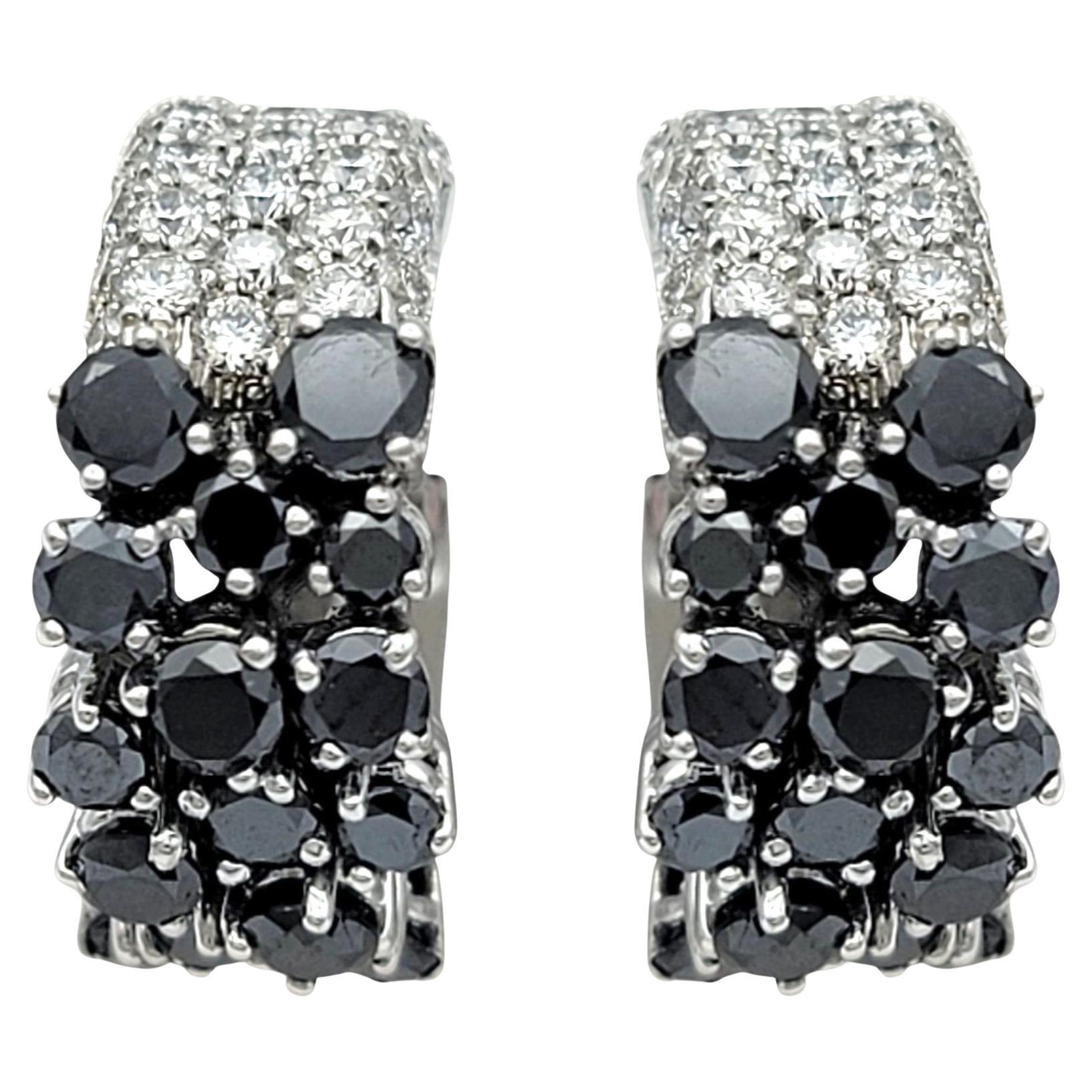 Orecchini a cerchio con pavé di diamanti bianchi e neri in oro bianco da 18 carati