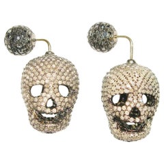 Boucles d'oreilles crâne en or et argent 14k avec diamants pavés noirs et blancs