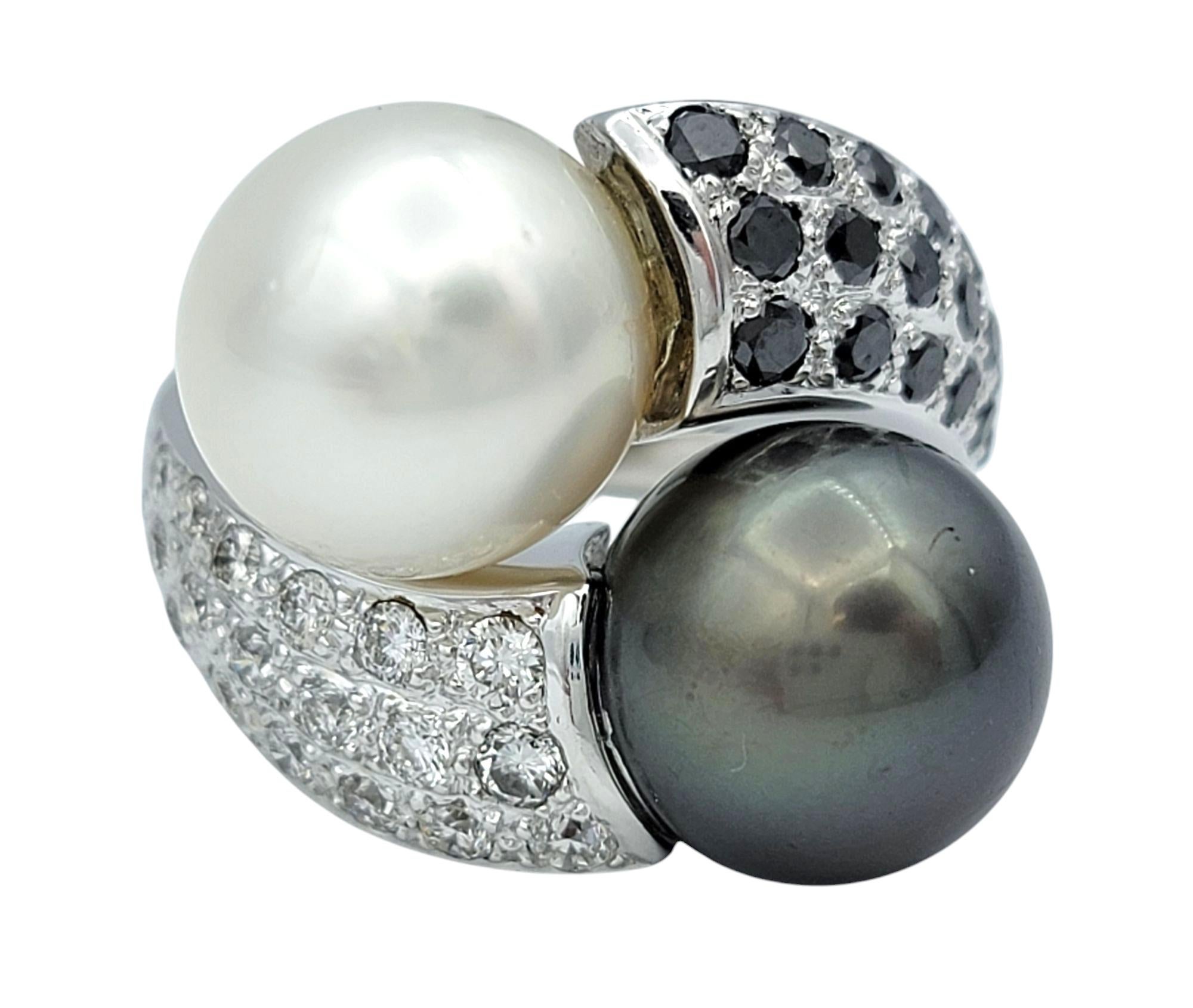 Misura dell'anello: 6.25

Vero e proprio capolavoro di contrasto ed eleganza, questo anello bypass accoppia magnificamente una luminosa perla d'acqua dolce con una sorprendente perla di Tahiti, simbolo di equilibrio e raffinatezza. L'affascinante