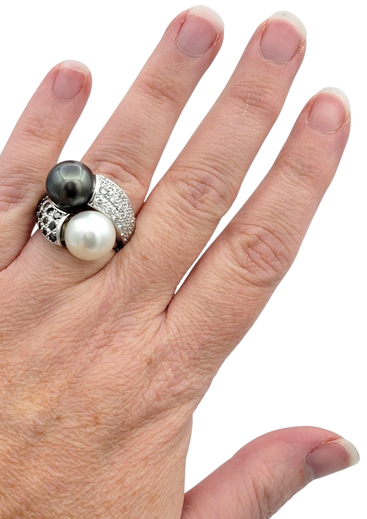 Anello da cocktail bypass con perla bianca e nera e diamanti bianchi e neri in 18 carati in vendita 1