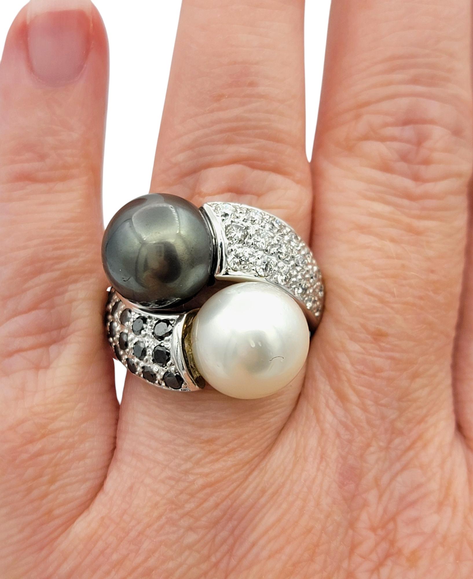 Anello da cocktail bypass con perla bianca e nera e diamanti bianchi e neri in 18 carati in vendita 2