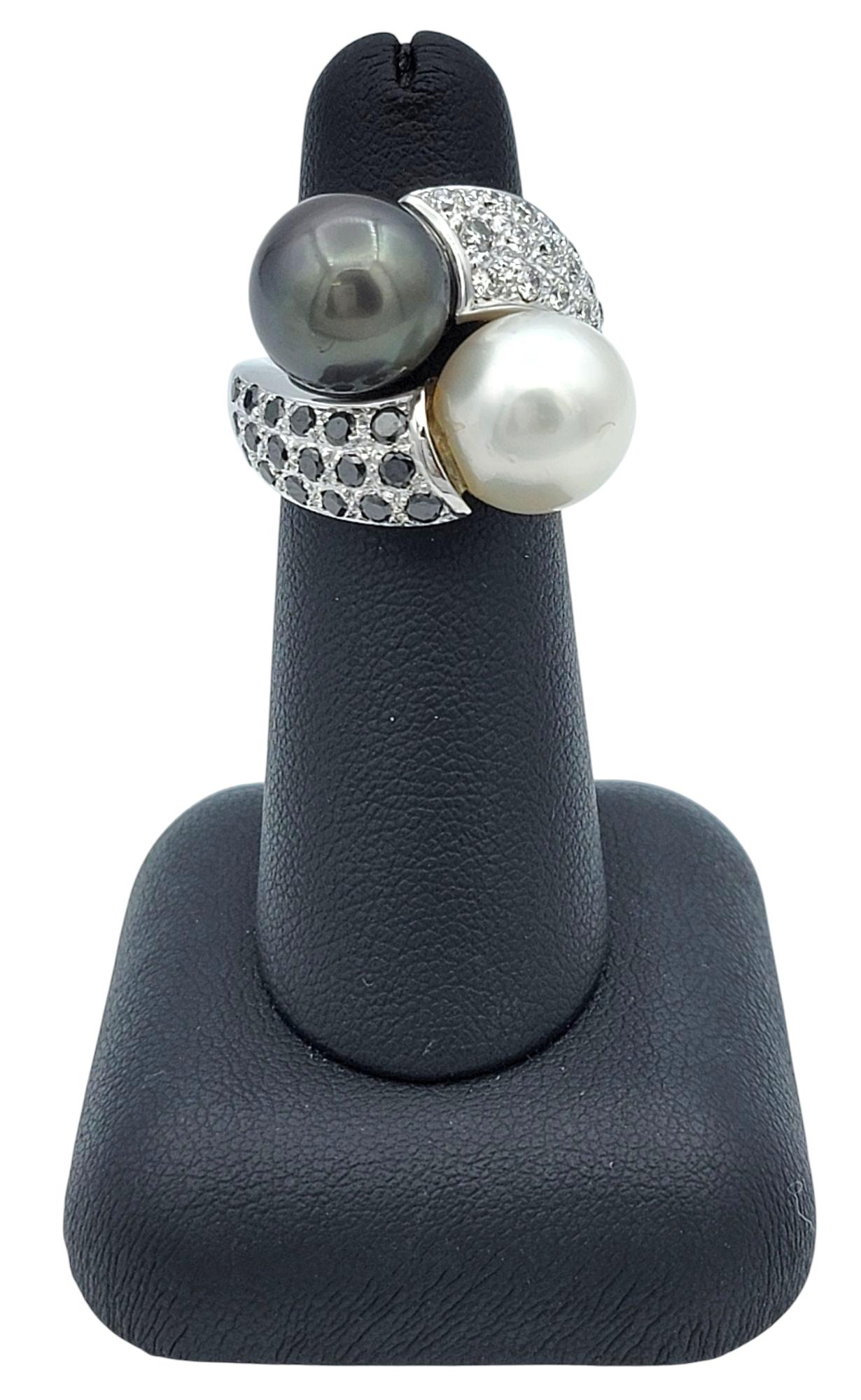 Anello da cocktail bypass con perla bianca e nera e diamanti bianchi e neri in 18 carati in vendita 3