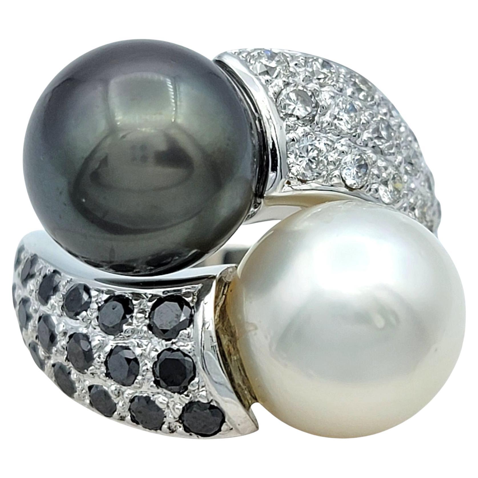 Anillo de cóctel de 18 quilates con perlas blancas y negras y diamantes blancos y negros