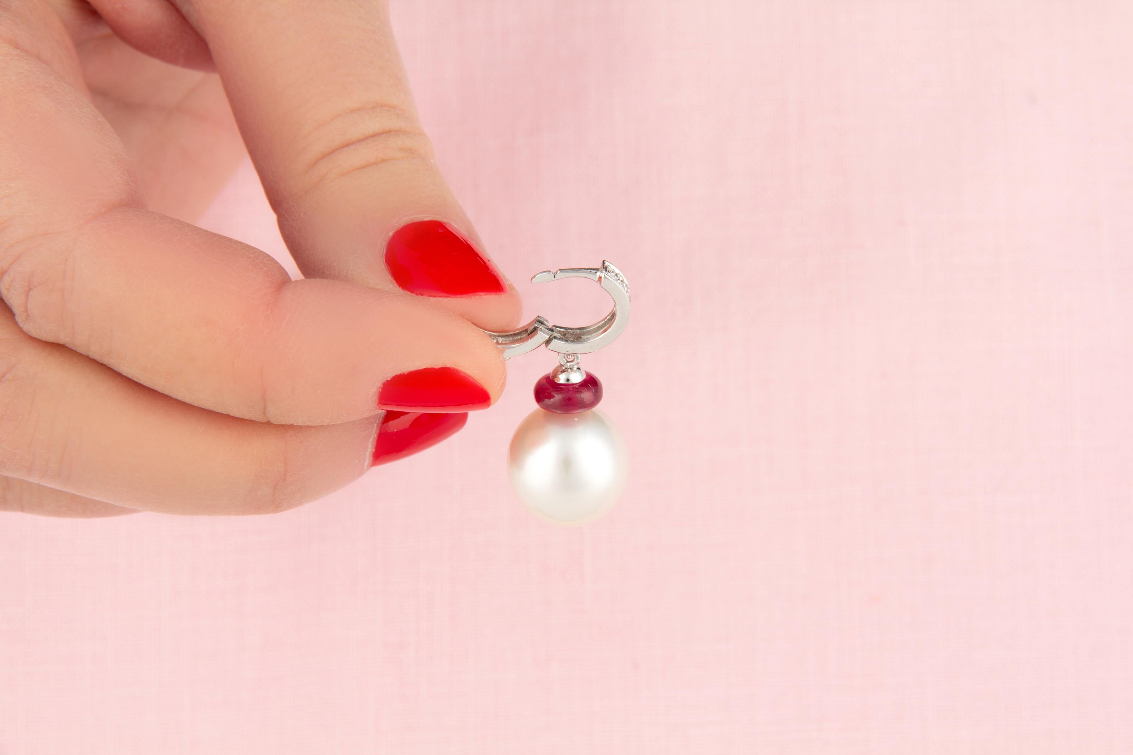 Taglio brillante Orecchini a goccia con perle bianche e nere Design/One di Ella Gafter in vendita