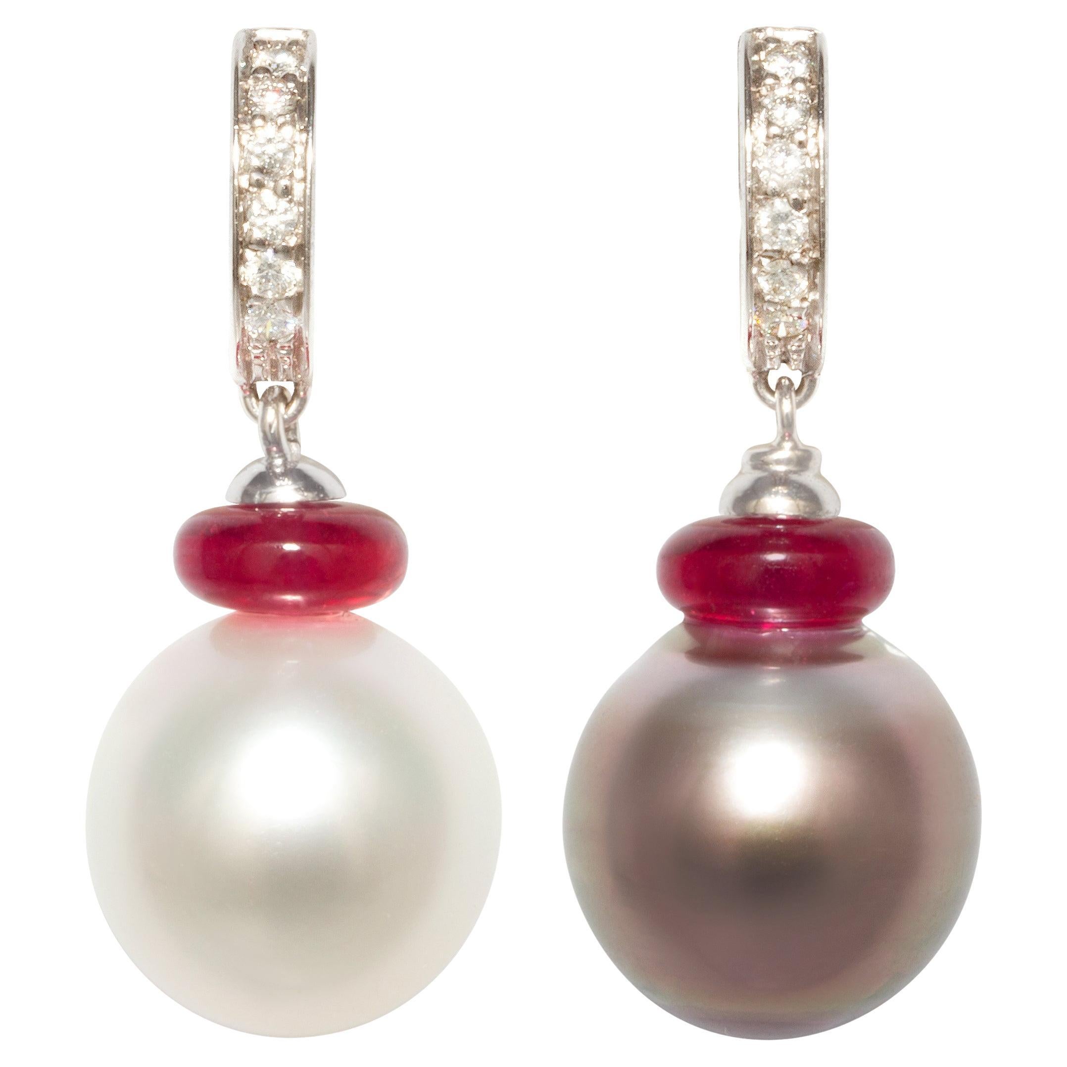 Orecchini a goccia con perle bianche e nere Design/One di Ella Gafter in vendita