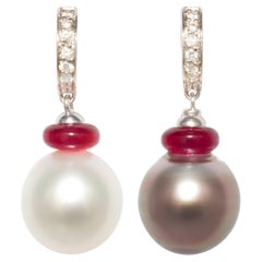 Orecchini a goccia con perle bianche e nere Design/One di Ella Gafter