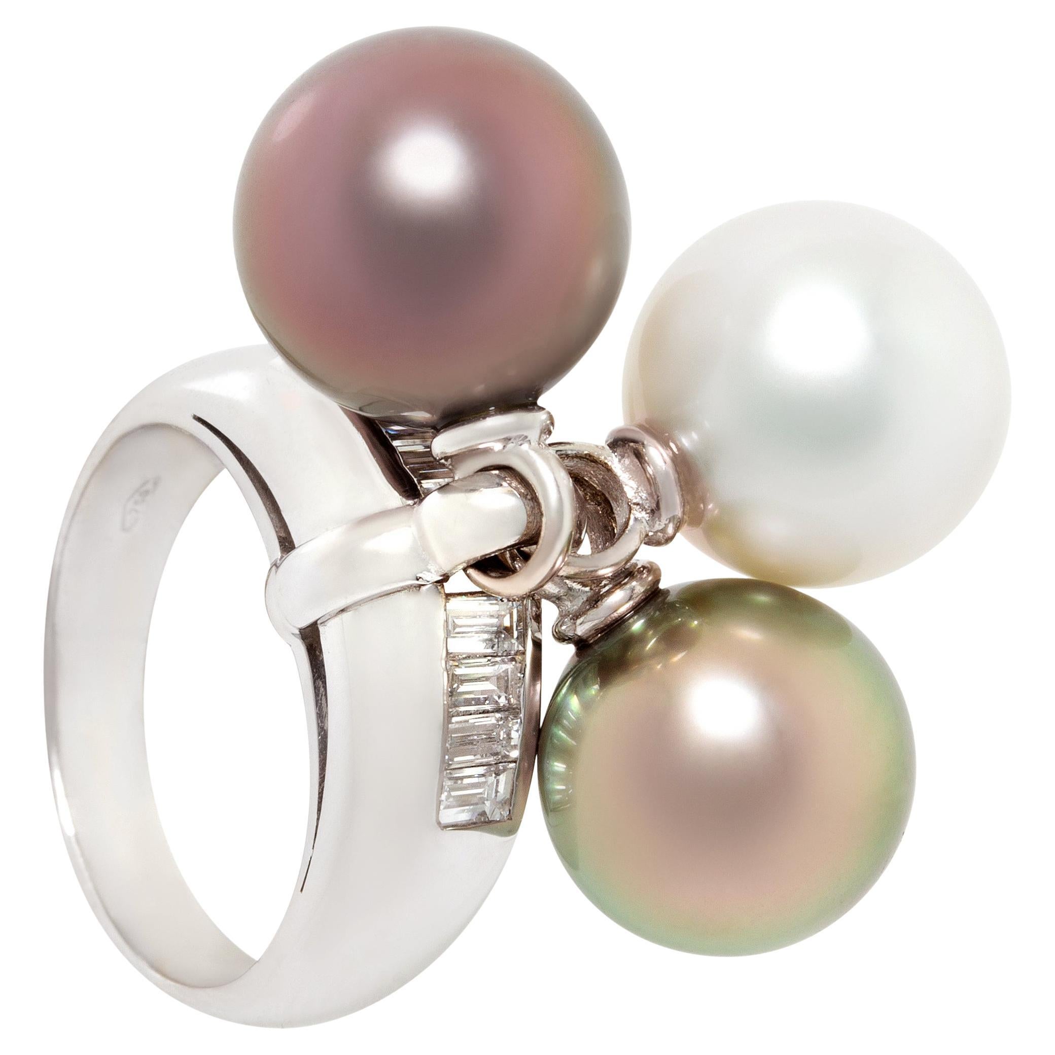 Anello con perle bianche e nere e diamanti di Ella Gafter