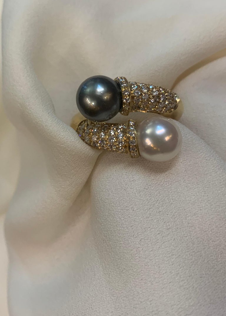 Contemporary Black and White Pearl Toi et Moi Ring Set with White Diamonds 18kt Yellow Gold For Sale