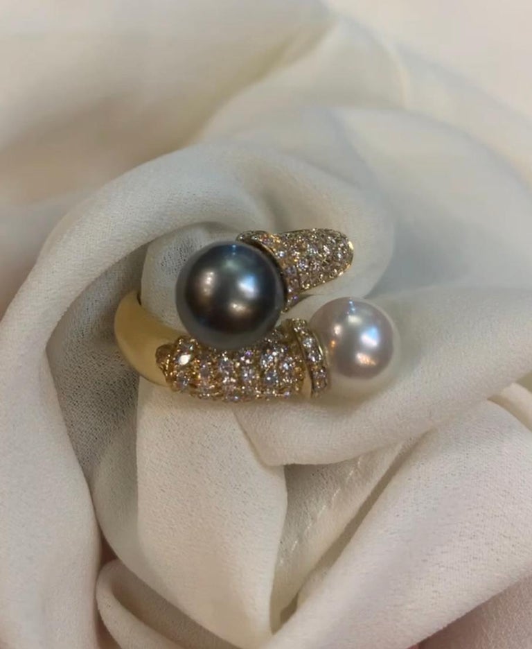 Round Cut Black and White Pearl Toi et Moi Ring Set with White Diamonds 18kt Yellow Gold For Sale