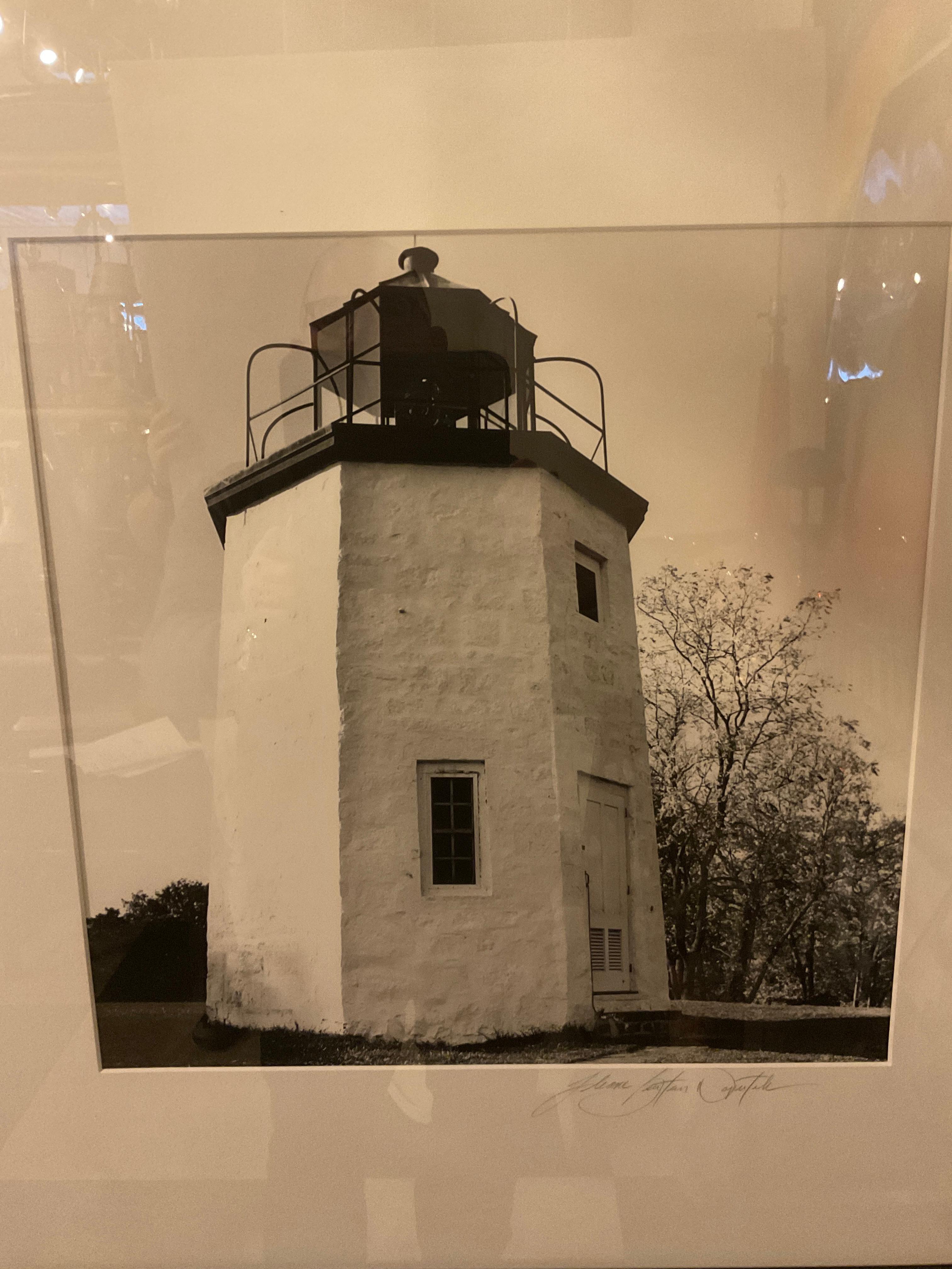 Schwarz-Weiß-Foto eines Leuchtturms von Ileane Bernstein Naprstek, Naprstek  (Papier) im Angebot